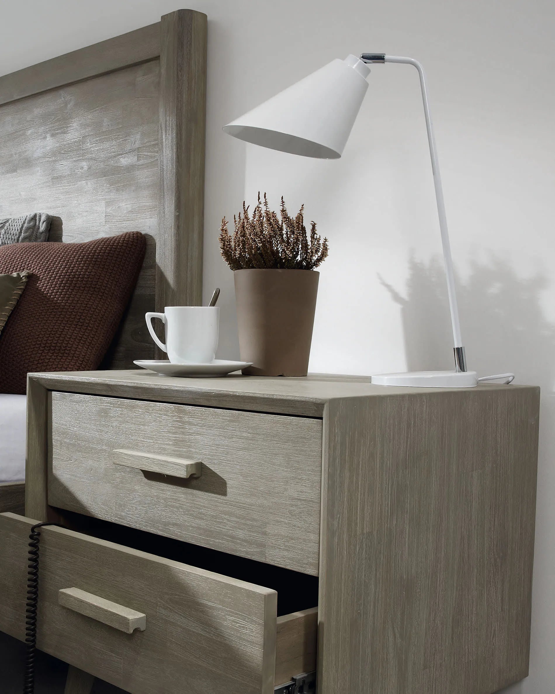 Die Tipir Tischlampe in Weiß von Kave Home vereint modernes Design mit Funktionalität und passt perfekt in jeden Raum.