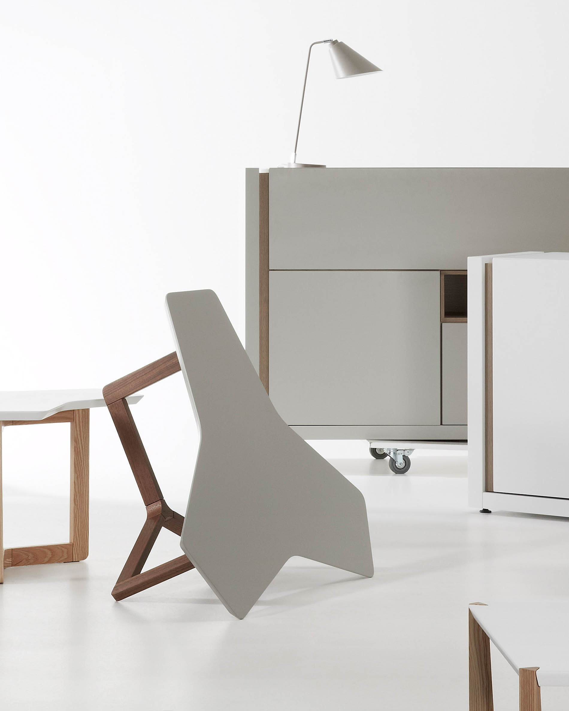 Die weiße Tipir Tischlampe von Kave Home bietet stilvolle Beleuchtung mit modernem Design und hoher Funktionalität für Ihr Zuhause.