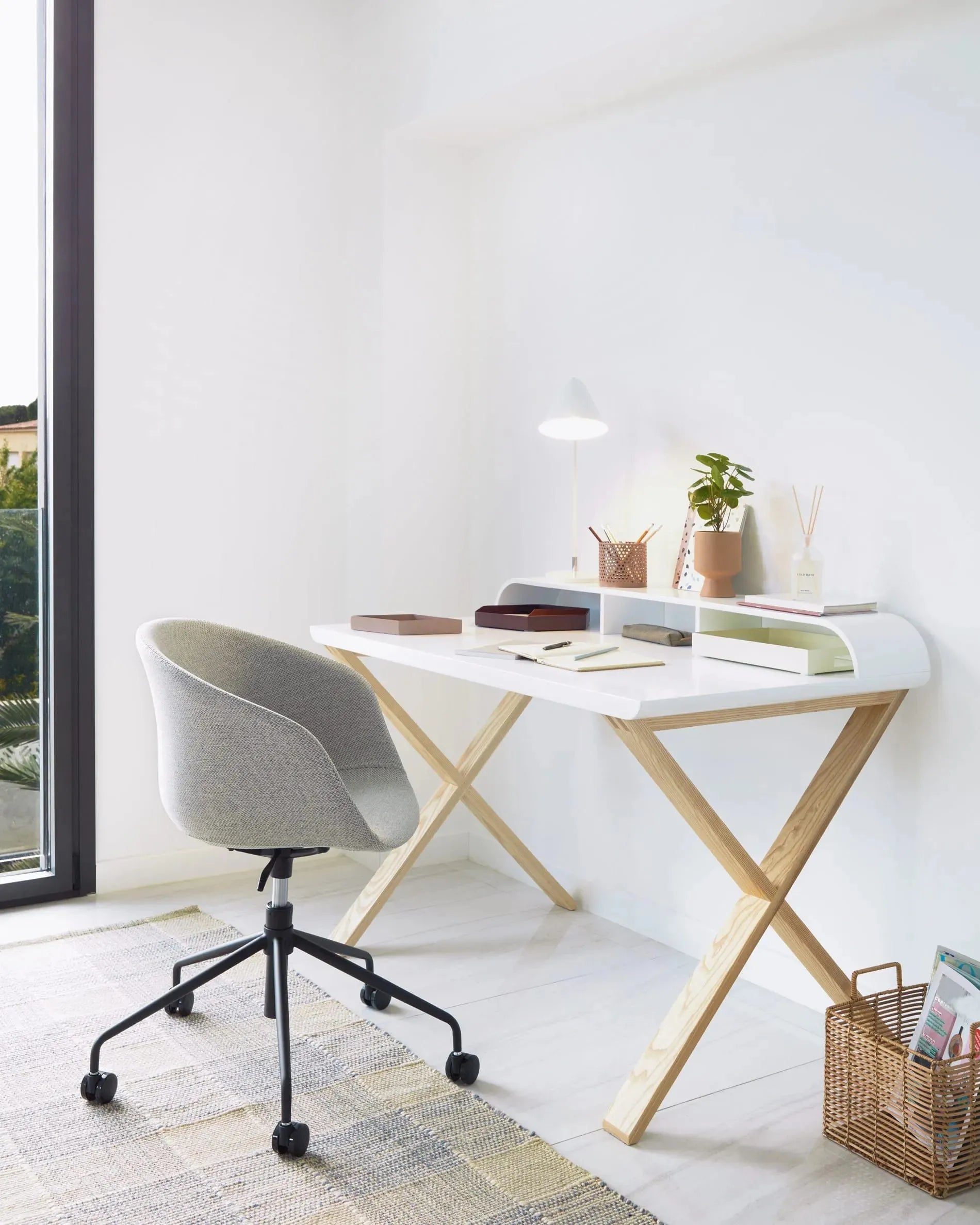 Die Tipir Tischlampe in Weiß von Kave Home kombiniert modernes Design mit Funktionalität und sorgt für stilvolle Beleuchtung.