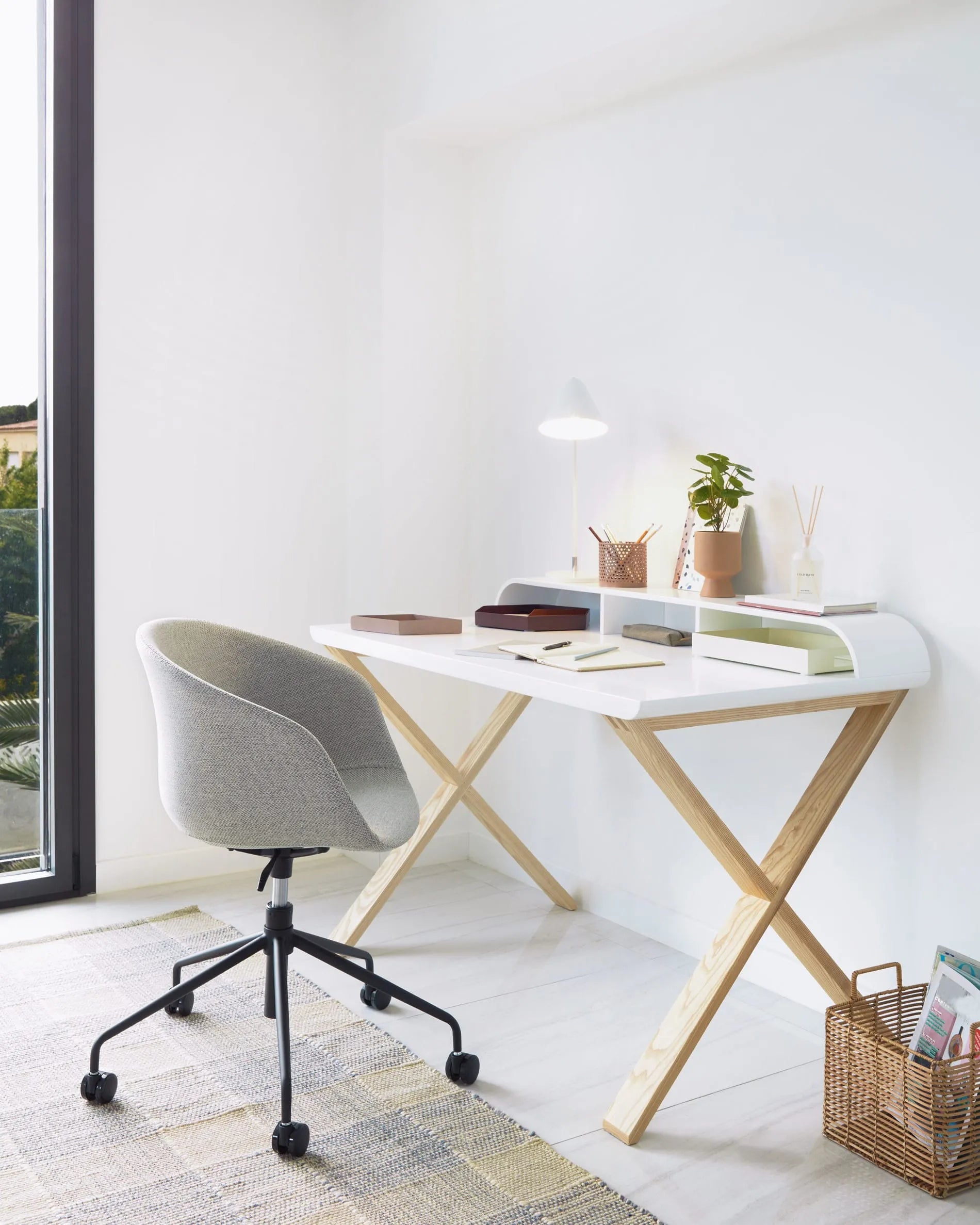 Die Tipir Tischlampe in Weiß von Kave Home vereint modernes Design mit Funktionalität und passt perfekt in jeden Raum.