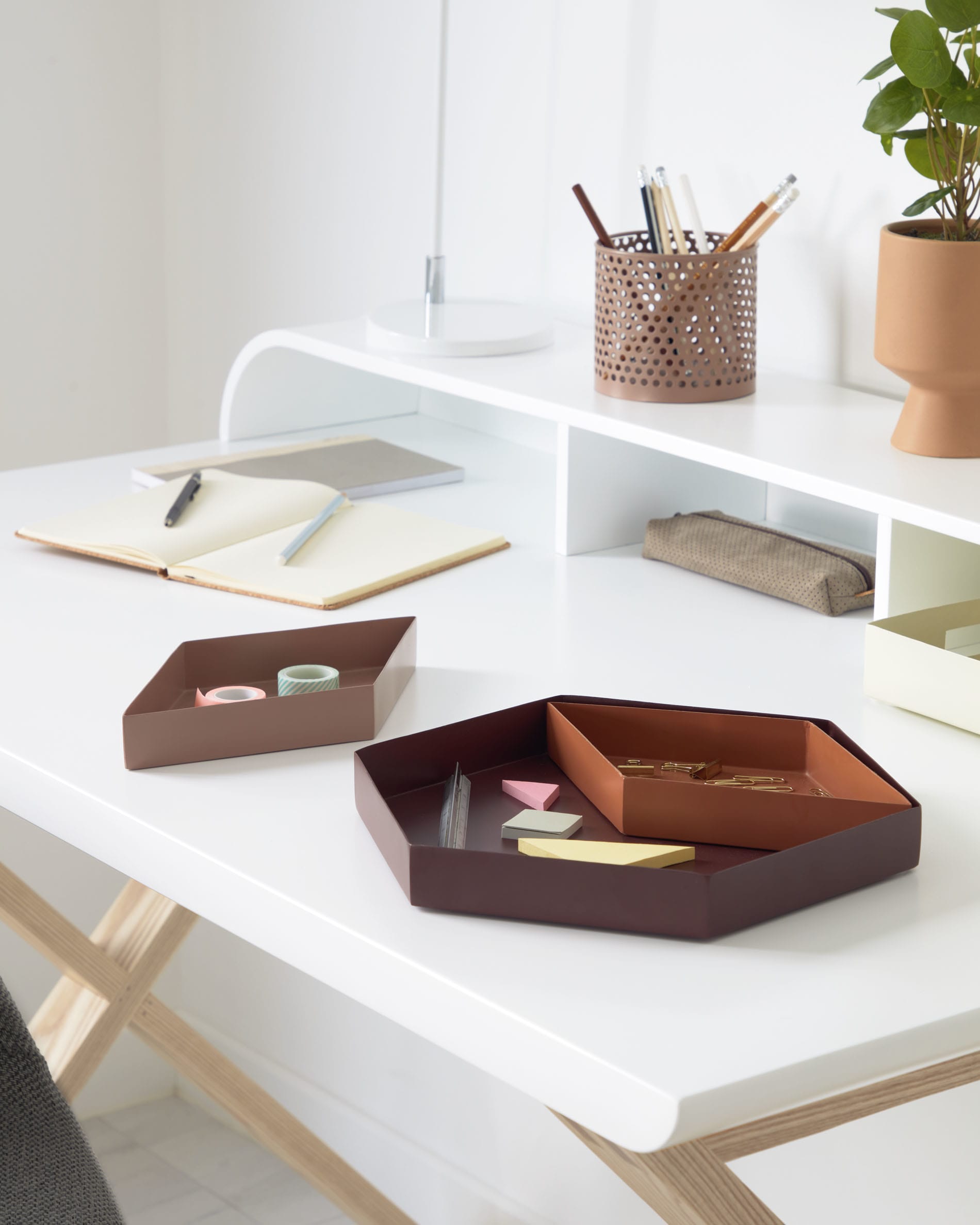 Die weiße Tipir Tischlampe von Kave Home bietet modernes Design und Funktionalität für eine elegante Beleuchtung.