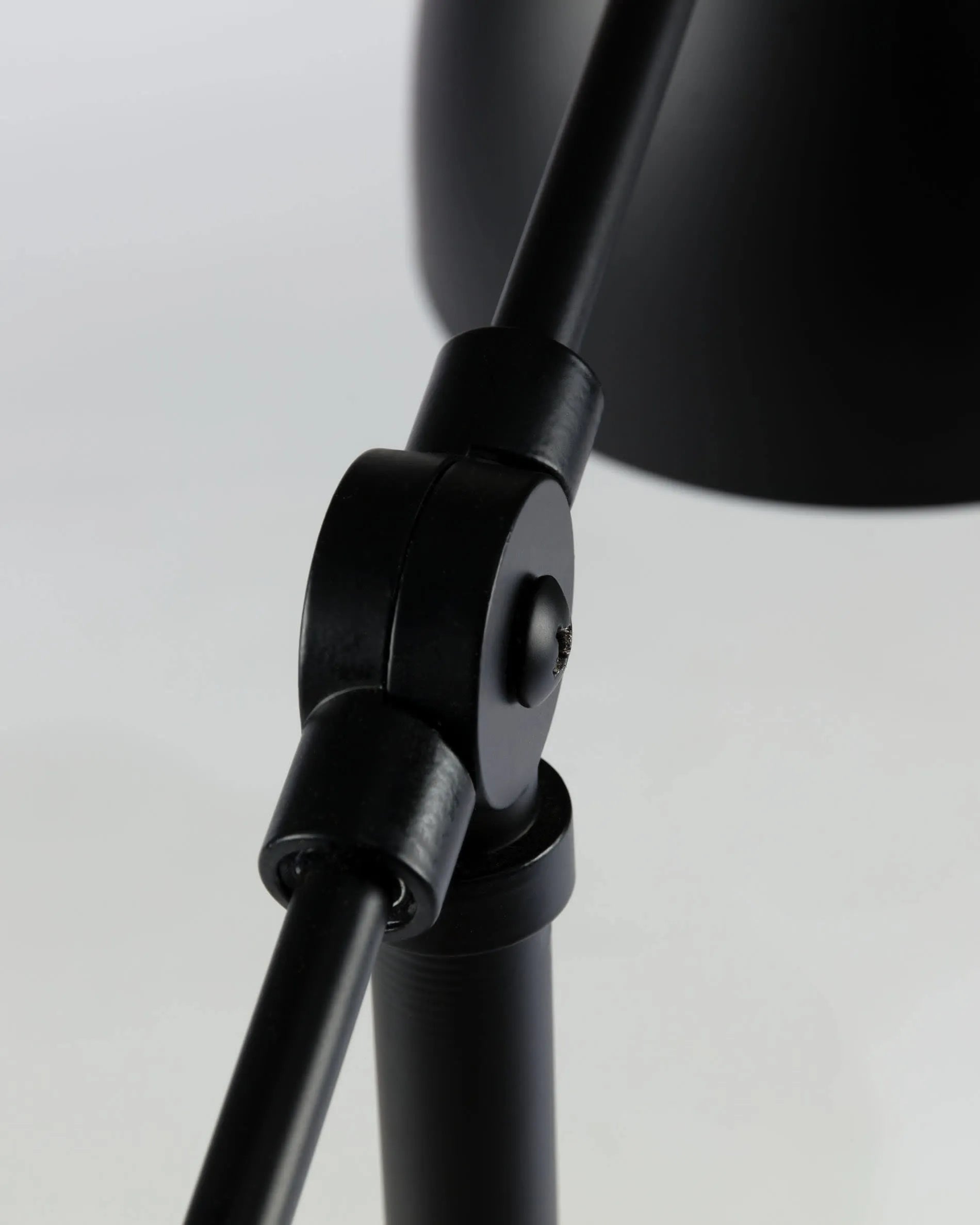 Die Tescarle Tischlampe von Kave Home vereint modernes Design mit Funktionalität, ideal für stilvolle Beleuchtung.