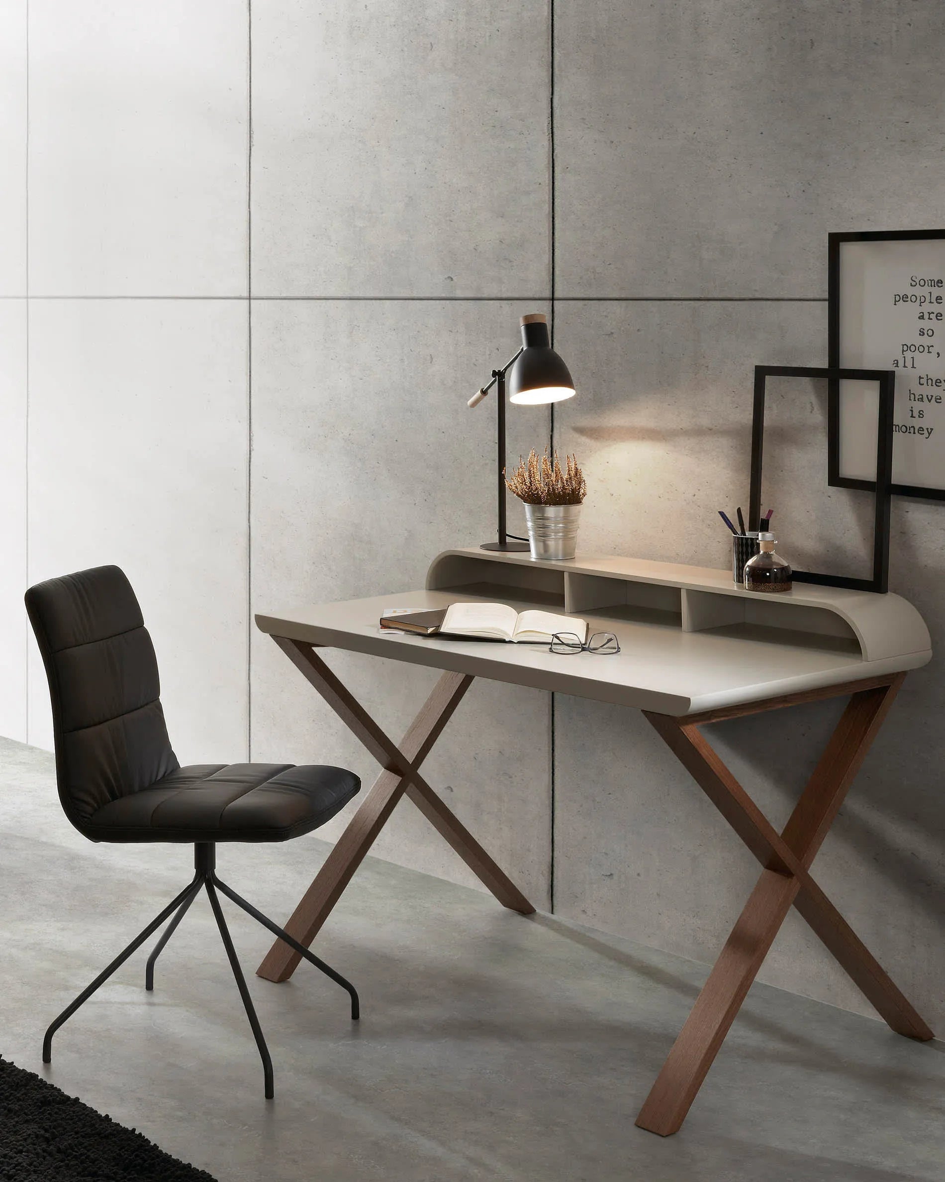 Die Tescarle Tischlampe von Kave Home vereint modernes Design mit Funktionalität, ideal für stilvolle Beleuchtung.