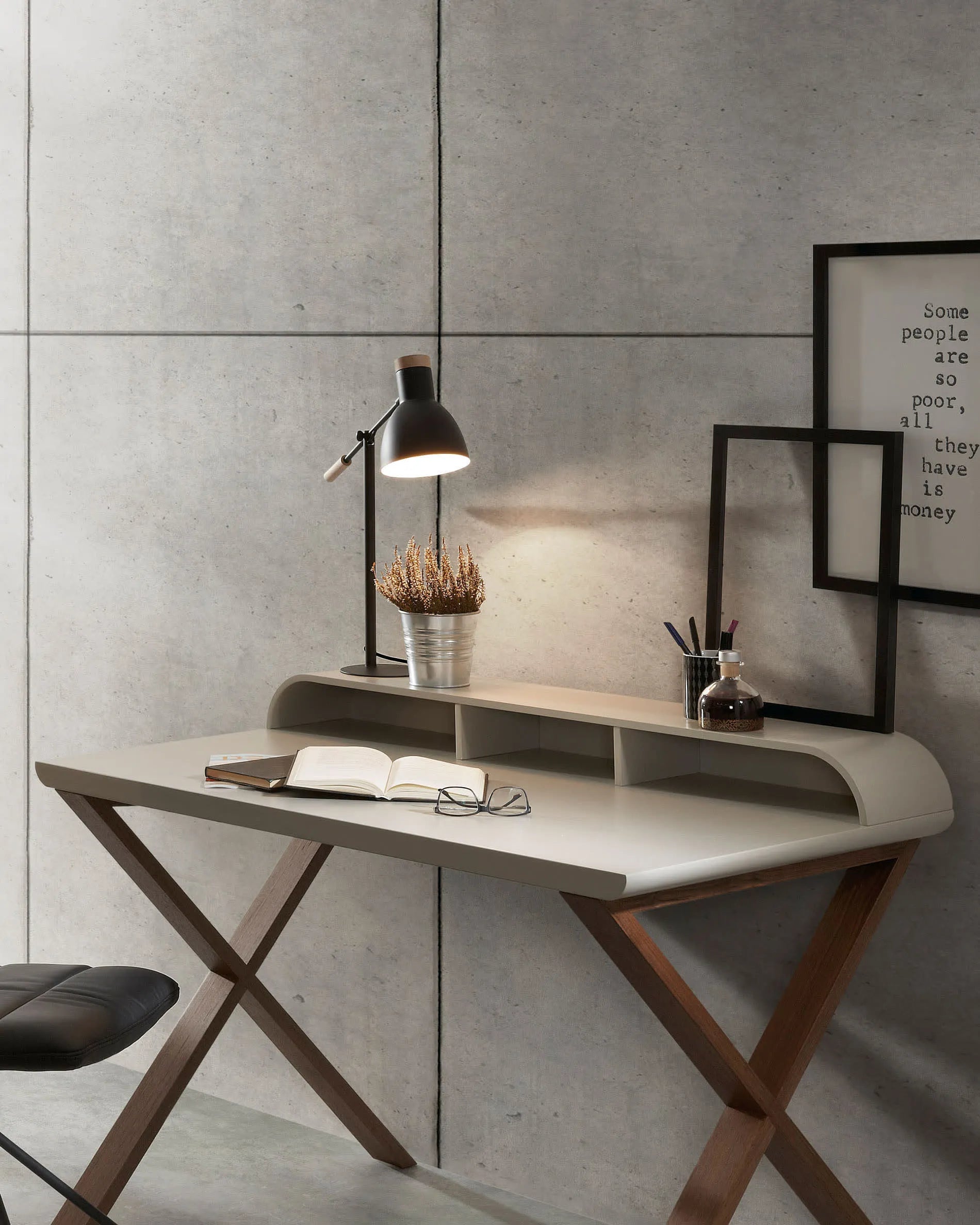 Die Tescarle Tischlampe von Kave Home vereint modernes Design mit Funktionalität, ideal für stilvolle Beleuchtung.