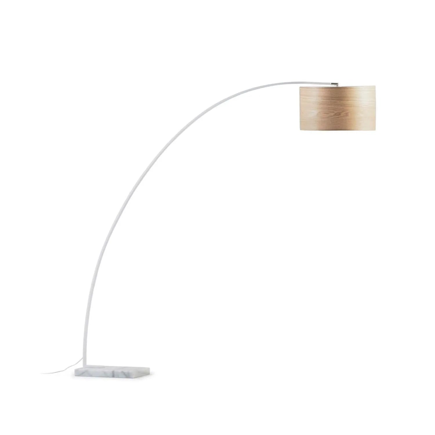 Die Stehlampe Juhe von Kave Home: Eleganz aus Eschenholz, Metall und Marmor. Perfekt für skandinavisches Design und zeitlose Räume.