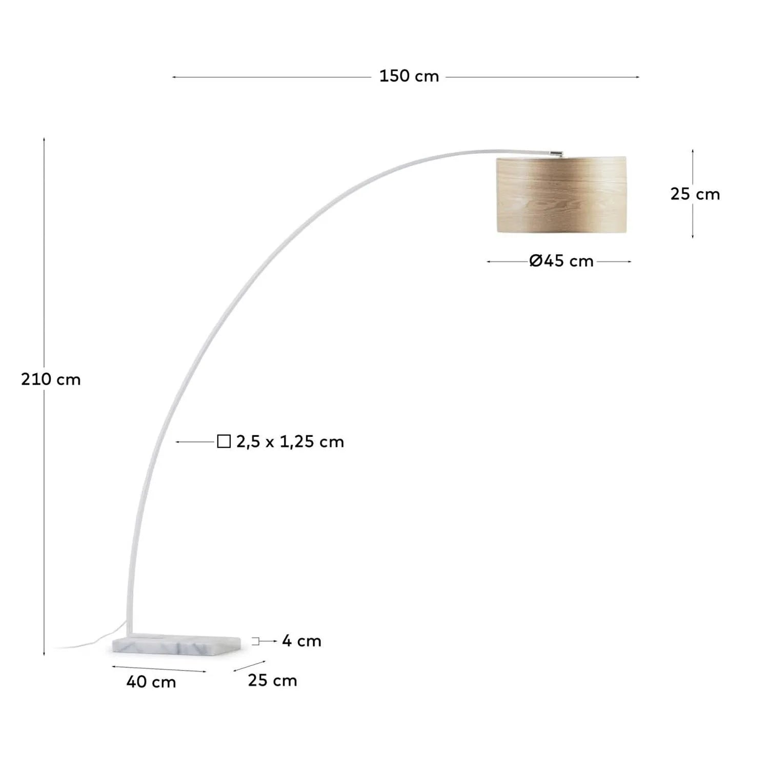 Elegante Stehlampe Juhe: Eschenholz, Metall & Marmor von Kave Home.