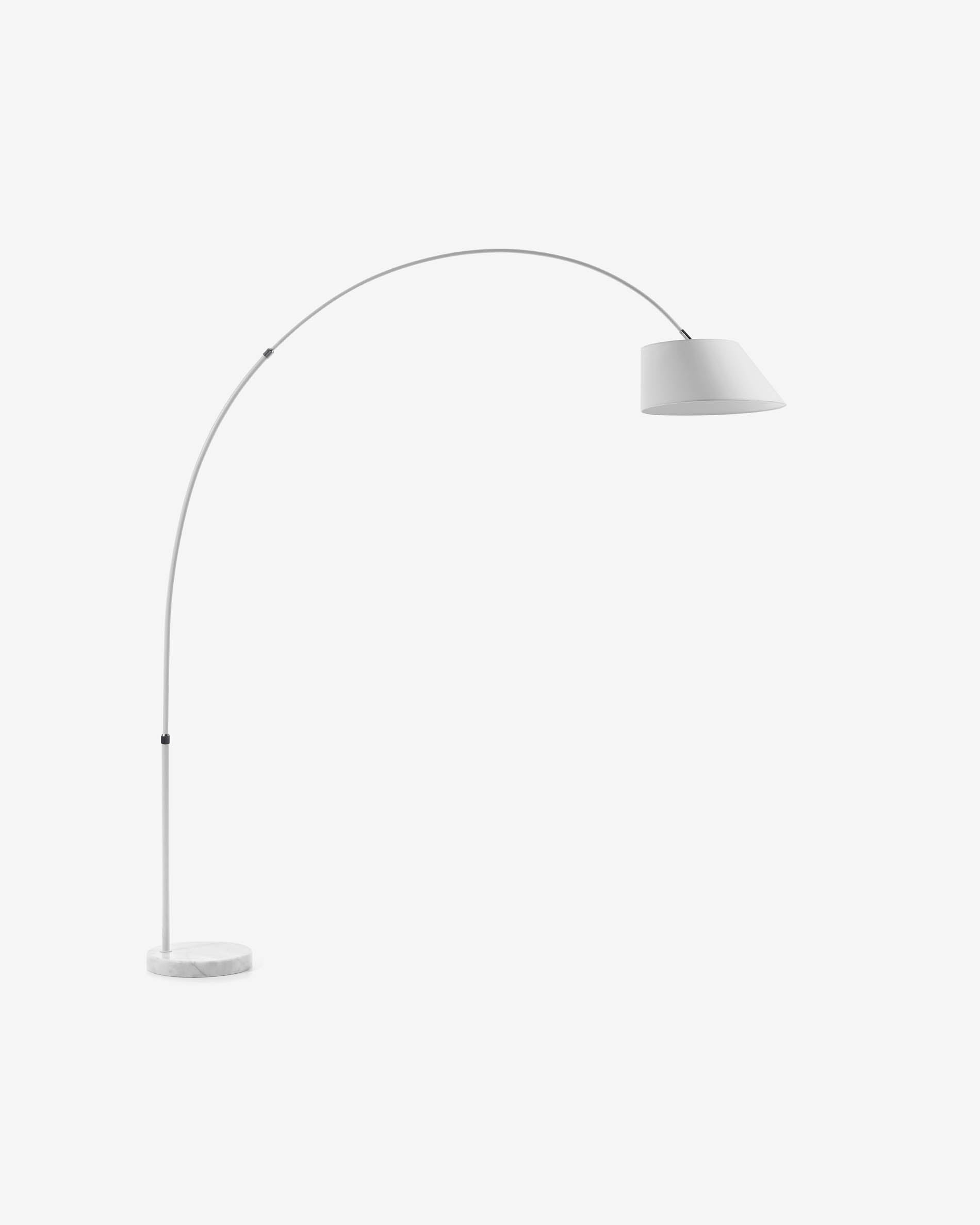 Die May Stehlampe in Weiß von Kave Home bietet modernes Design und stilvolle Beleuchtung für Ihr Zuhause.