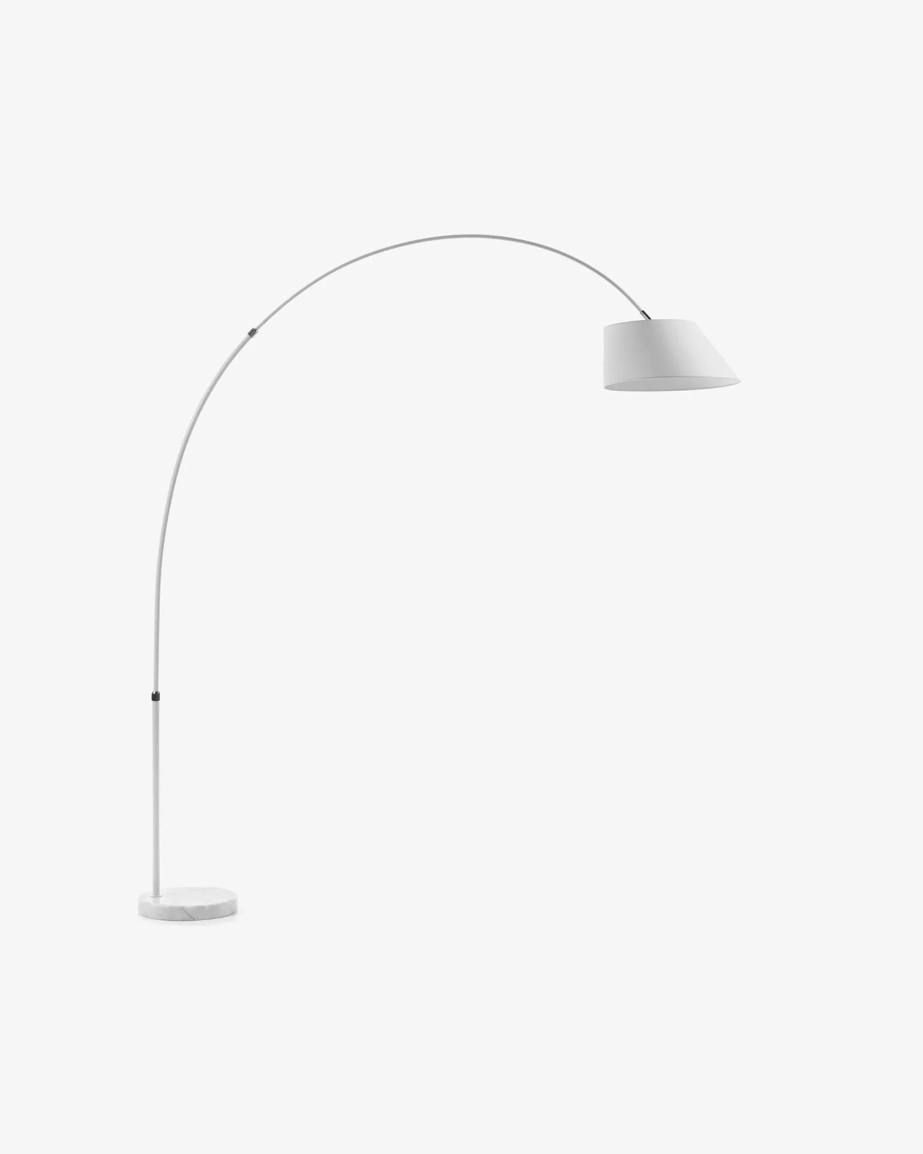 3D-Modell der May Stehlampe: Weißer Stoffschirm, Metallgestell, Marmorsockel. Minimalistisches Design von Kave Home.