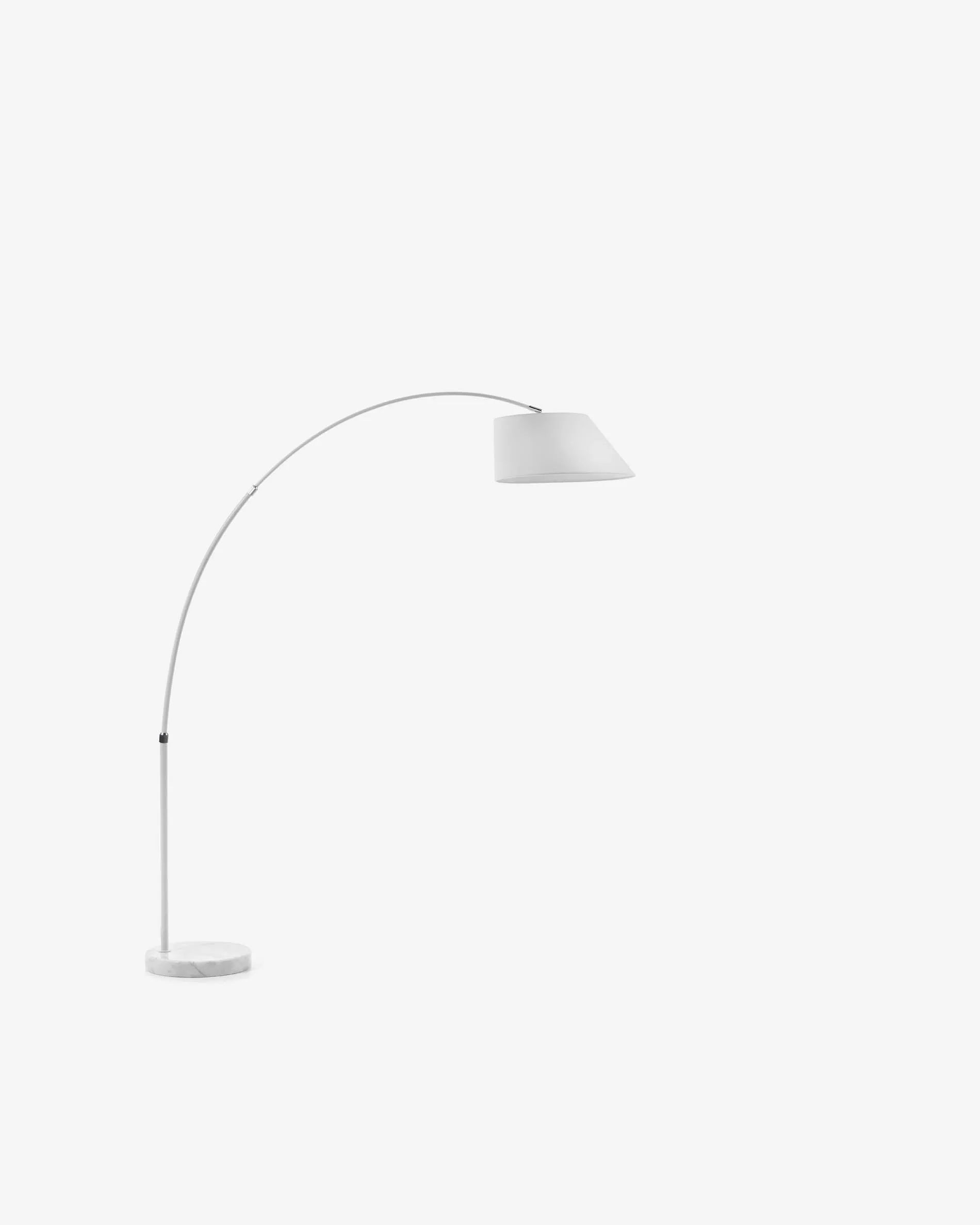 Die May Stehlampe von Kave Home vereint minimalistisches Design mit edlen Materialien und sorgt für stilvolle Beleuchtung.