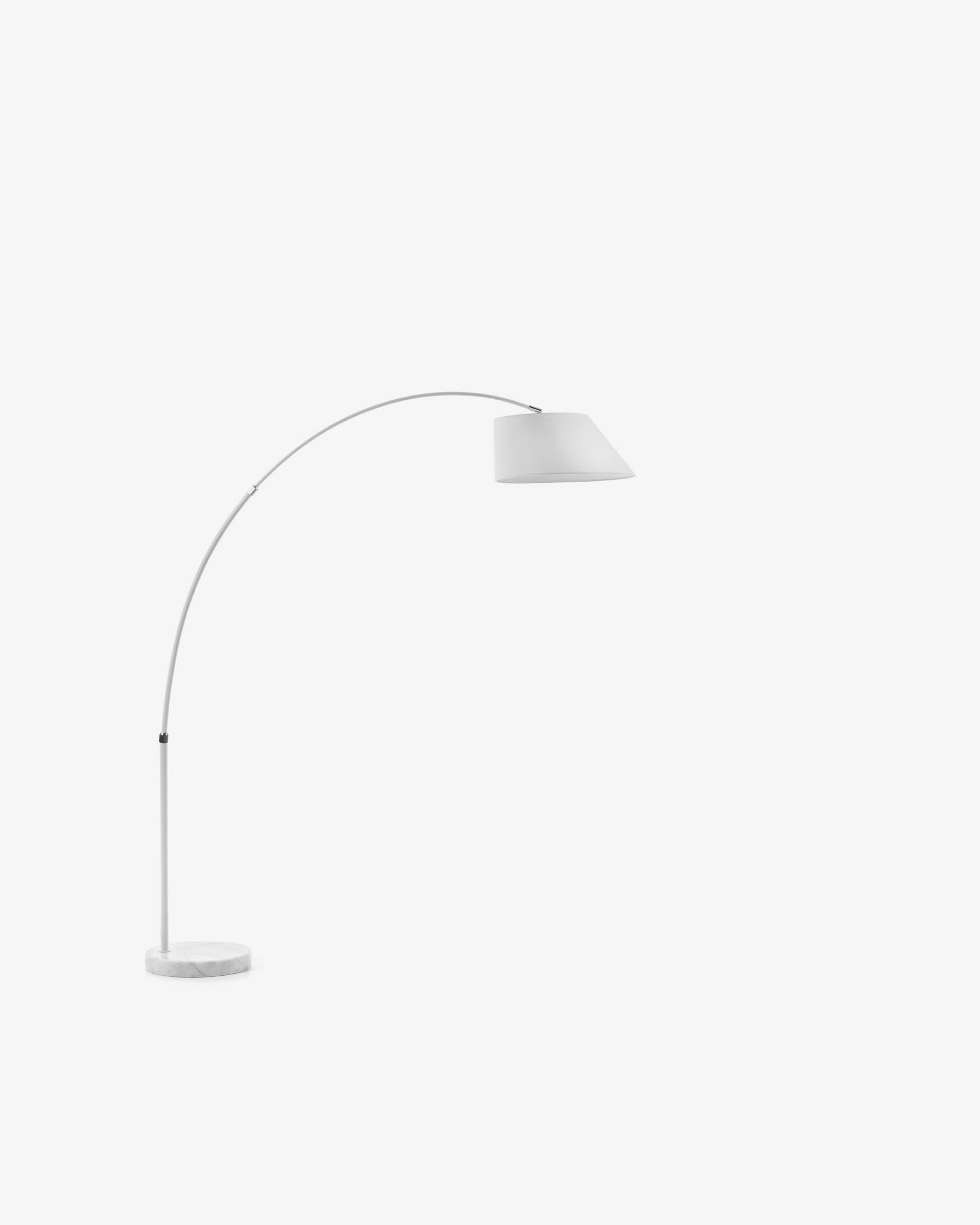 Die weiße May Stehlampe von Kave Home kombiniert stilvolles Design mit funktionaler Beleuchtung für ein modernes Zuhause.