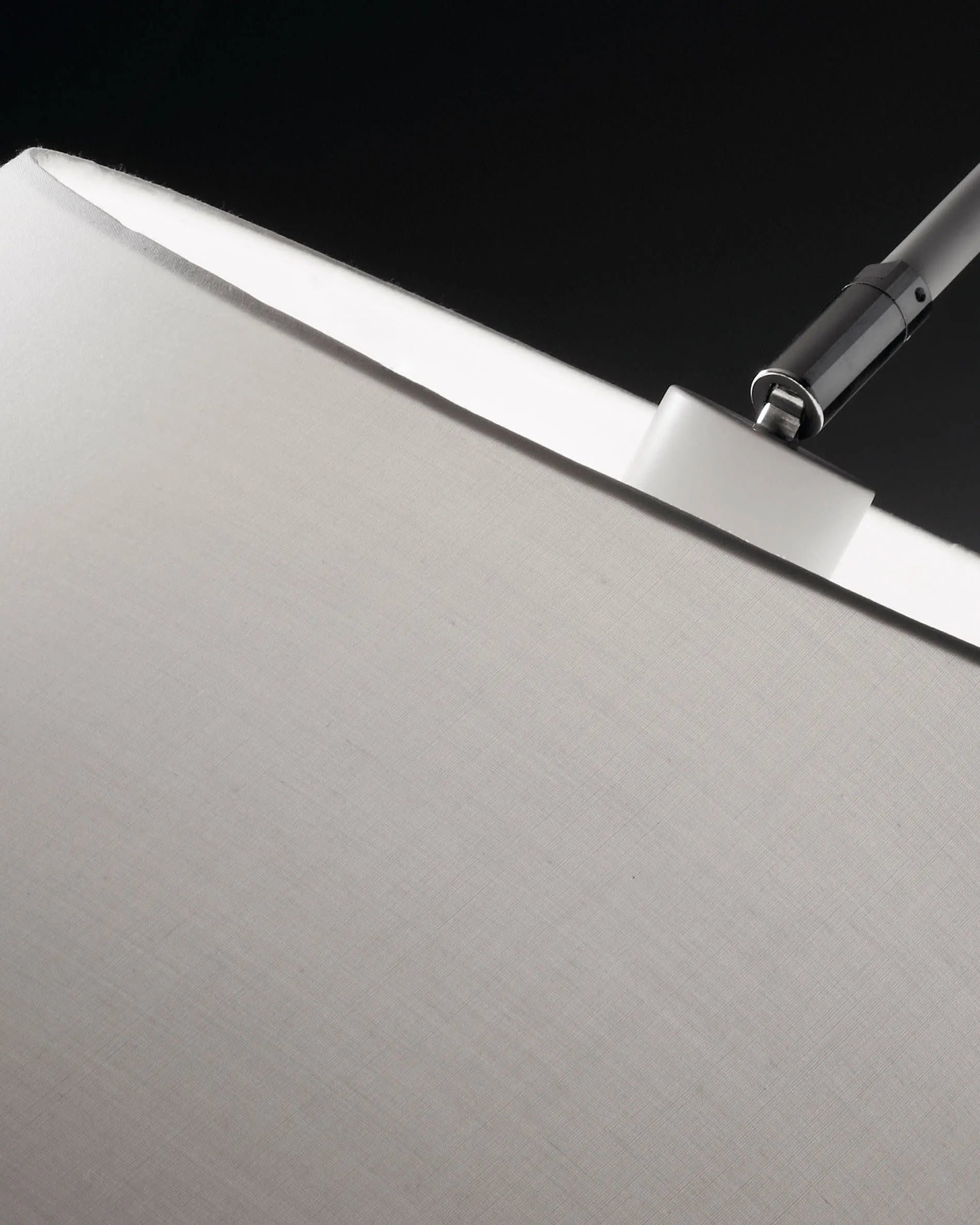 Die May Stehlampe von Kave Home vereint minimalistisches Design mit edlen Materialien und sorgt für stilvolle Beleuchtung.