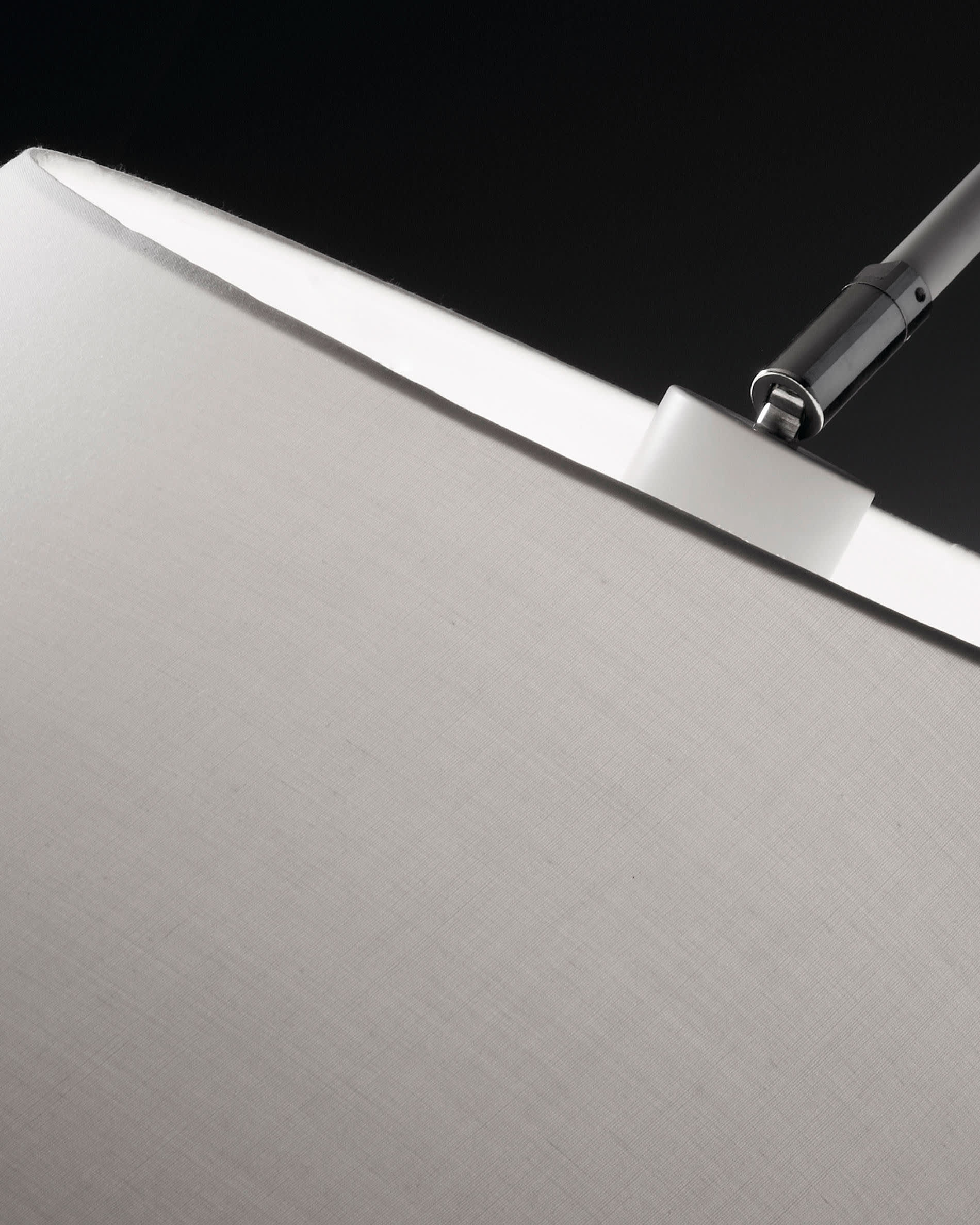 Die weiße May Stehlampe von Kave Home kombiniert modernes Design mit Funktionalität und ist ideal für elegante Wohnräume.