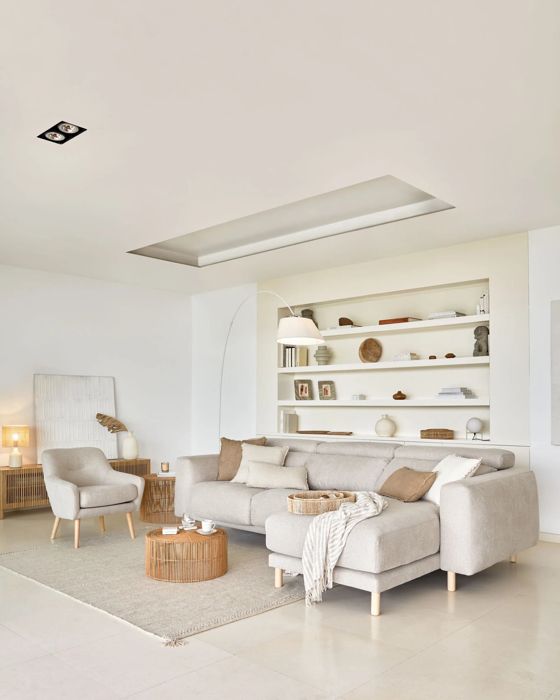 Die May Stehlampe von Kave Home vereint minimalistisches Design mit edlen Materialien und sorgt für stilvolle Beleuchtung.