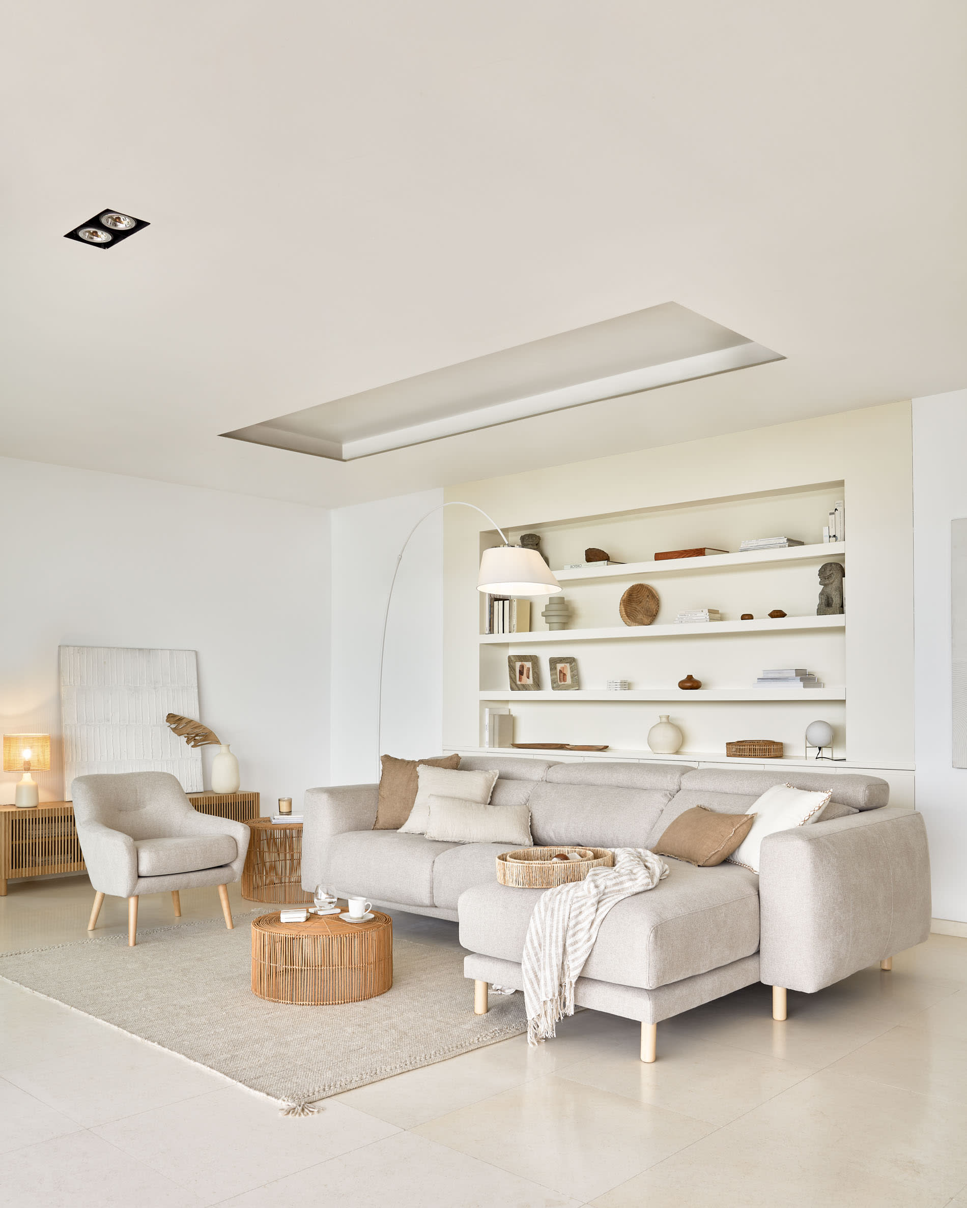 Die May Stehlampe in Weiß von Kave Home bietet modernes Design und stilvolle Beleuchtung für Ihr Zuhause.
