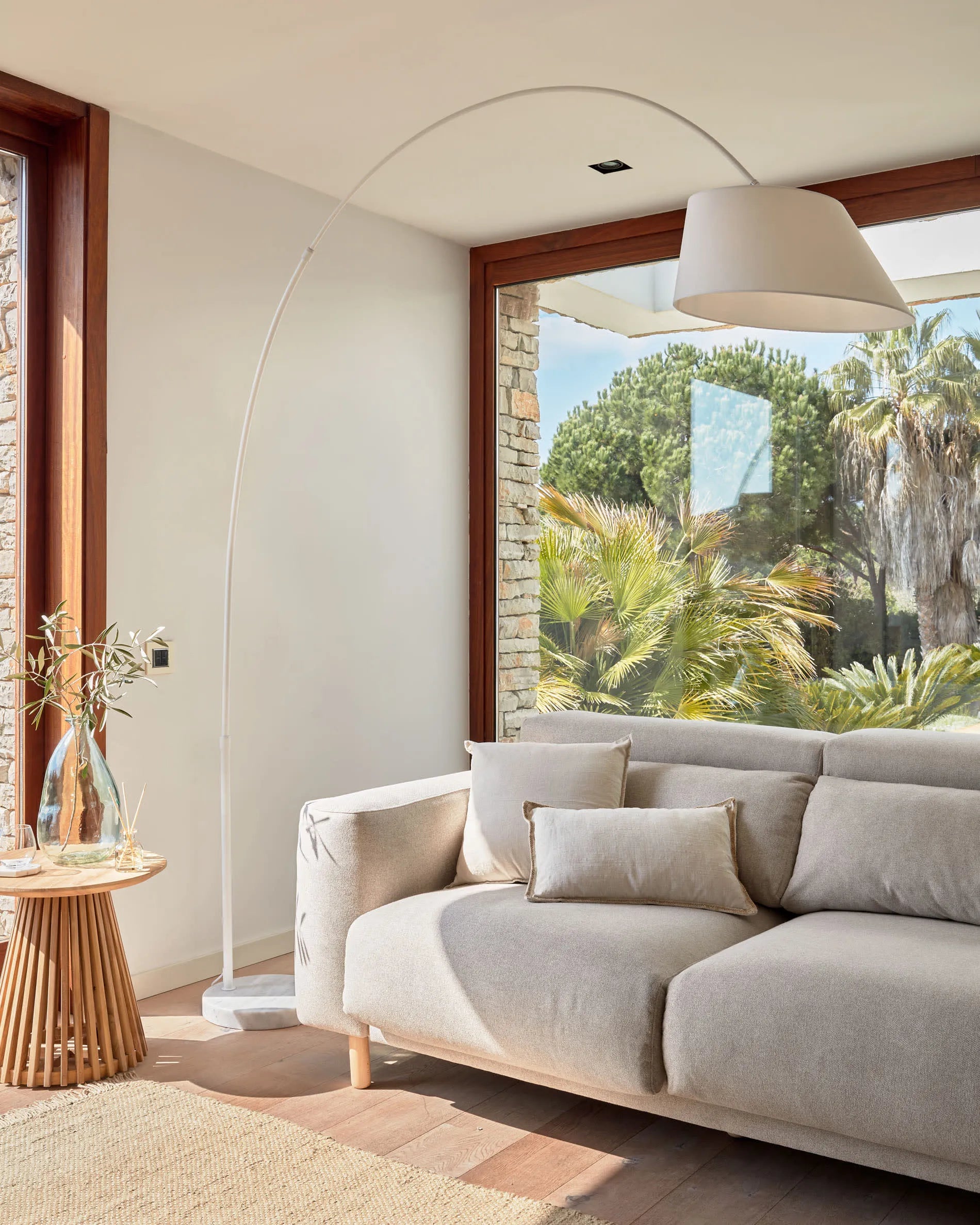 Die May Stehlampe von Kave Home vereint minimalistisches Design mit edlen Materialien und sorgt für stilvolle Beleuchtung.