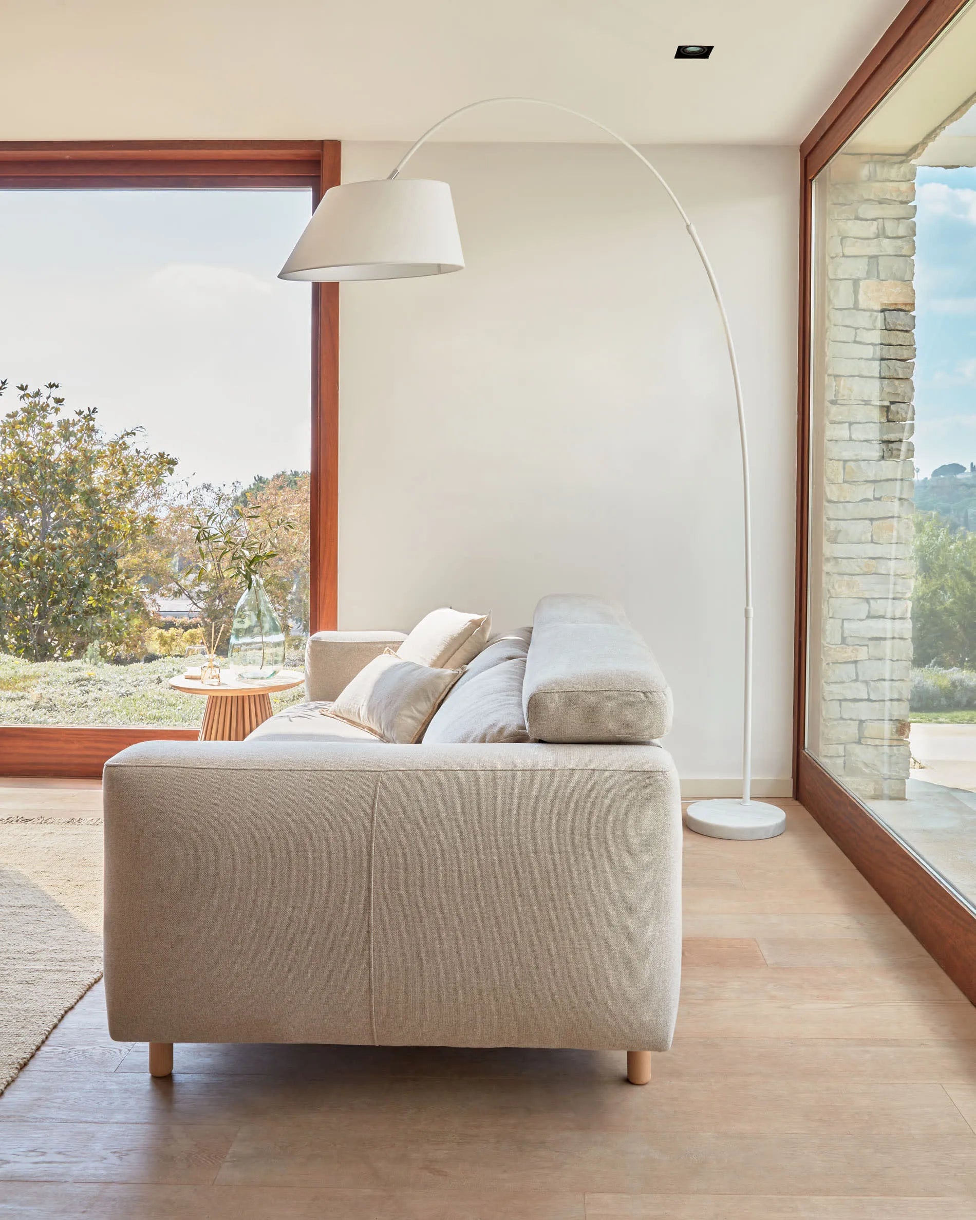 Die May Stehlampe von Kave Home vereint minimalistisches Design mit edlen Materialien und sorgt für stilvolle Beleuchtung.