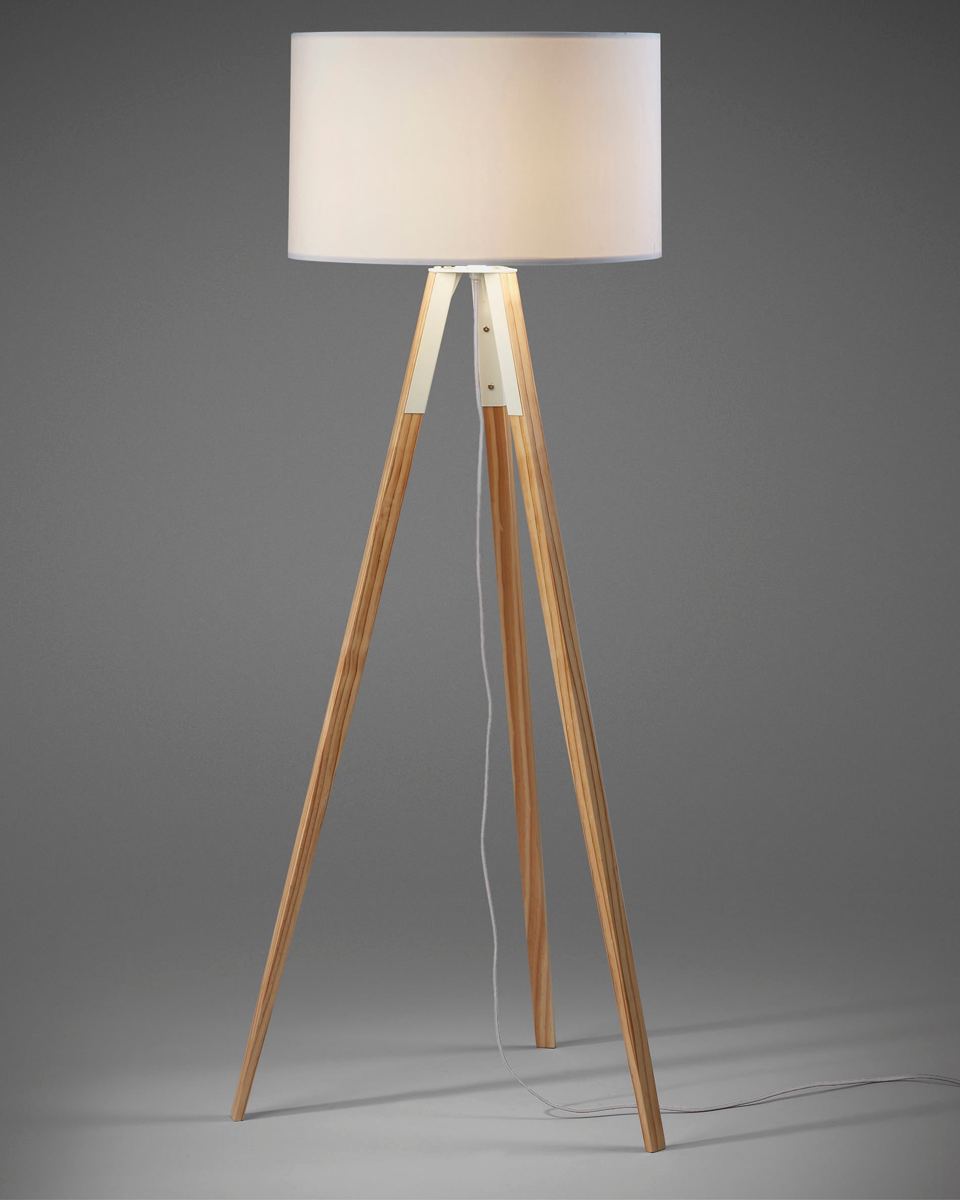 Die Iguazu Stehlampe von Kave Home kombiniert elegantes Holz mit einem weißen Schirm und bringt modernes Flair in jeden Raum.