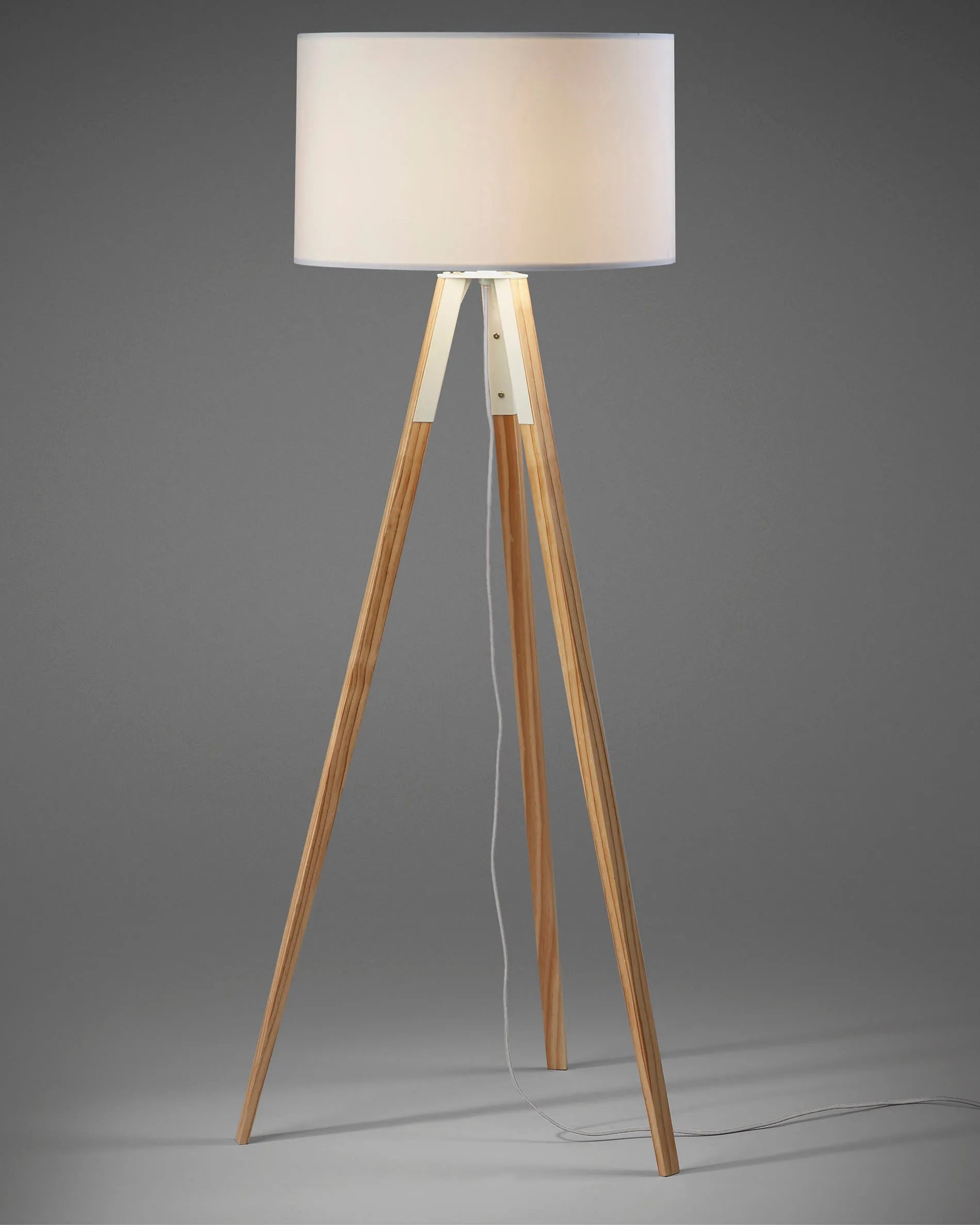 Elegante Stehlampe aus Holz mit weißem Schirm, ideal für gemütliche Beleuchtung und stilvolle Akzente in jedem Raum.