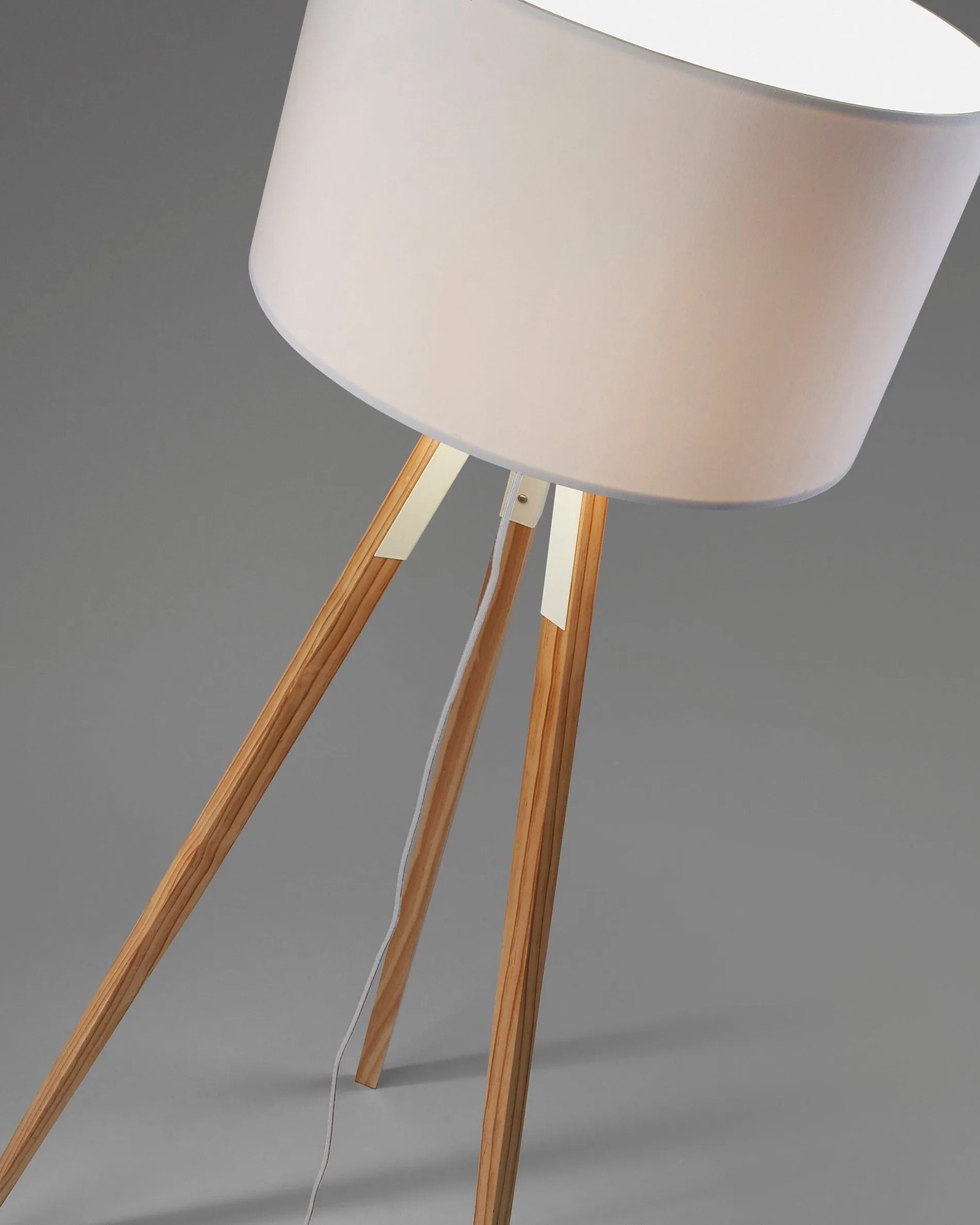 Elegante Stehlampe aus Holz mit weißem Schirm, ideal für gemütliche Beleuchtung und stilvolle Akzente in jedem Raum.