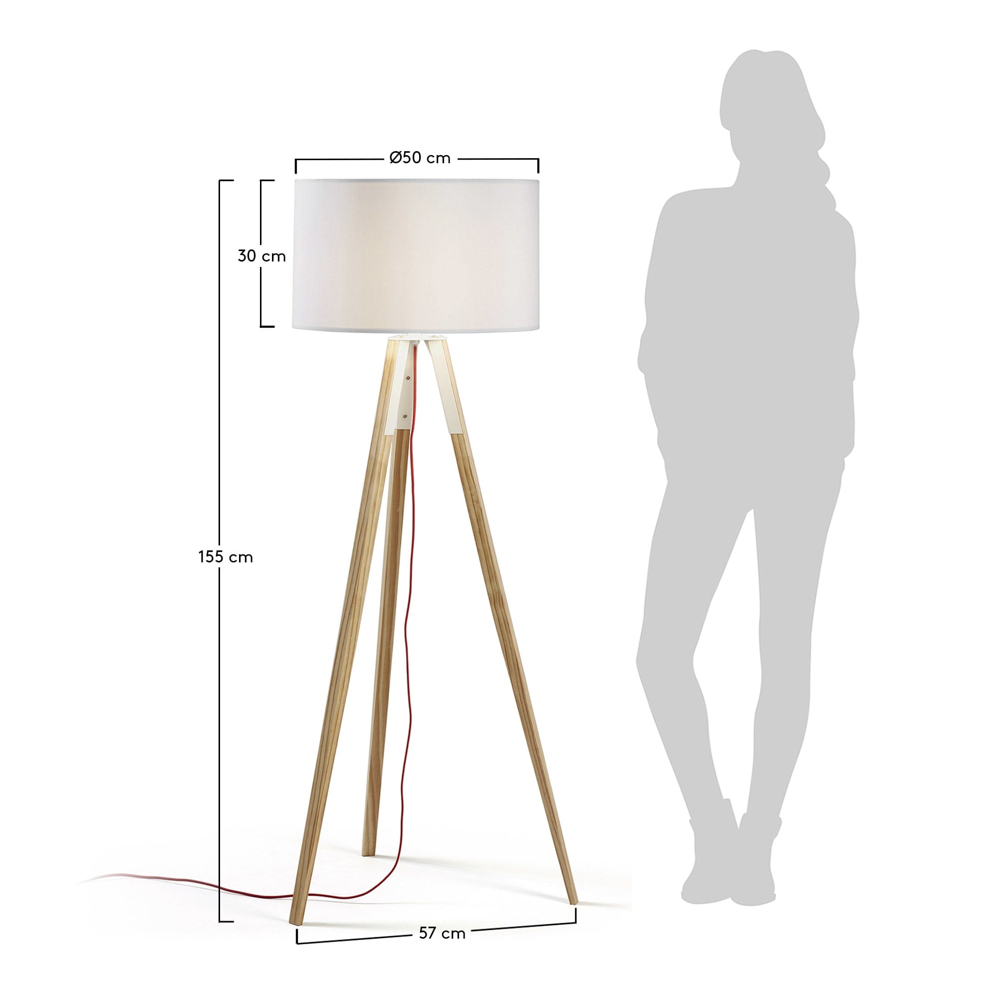 Die Iguazu Stehlampe von Kave Home vereint stilvolles Holz mit einem weißen Lampenschirm für zeitgemäße Wohnraumbeleuchtung.