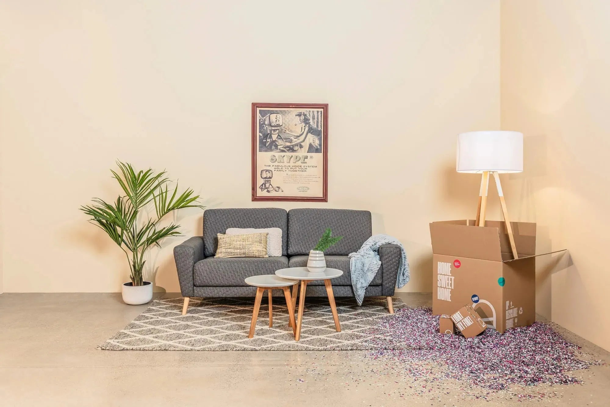 Die Iguazu Stehlampe von Kave Home vereint modernes Design mit Holz und einem weißen Schirm für stilvolle Wohnräume.