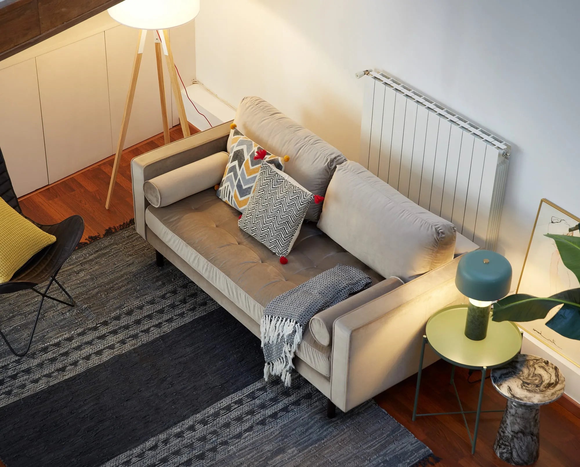 Elegante Stehlampe aus Holz mit weißem Schirm, ideal für gemütliche Beleuchtung und stilvolle Akzente in jedem Raum.