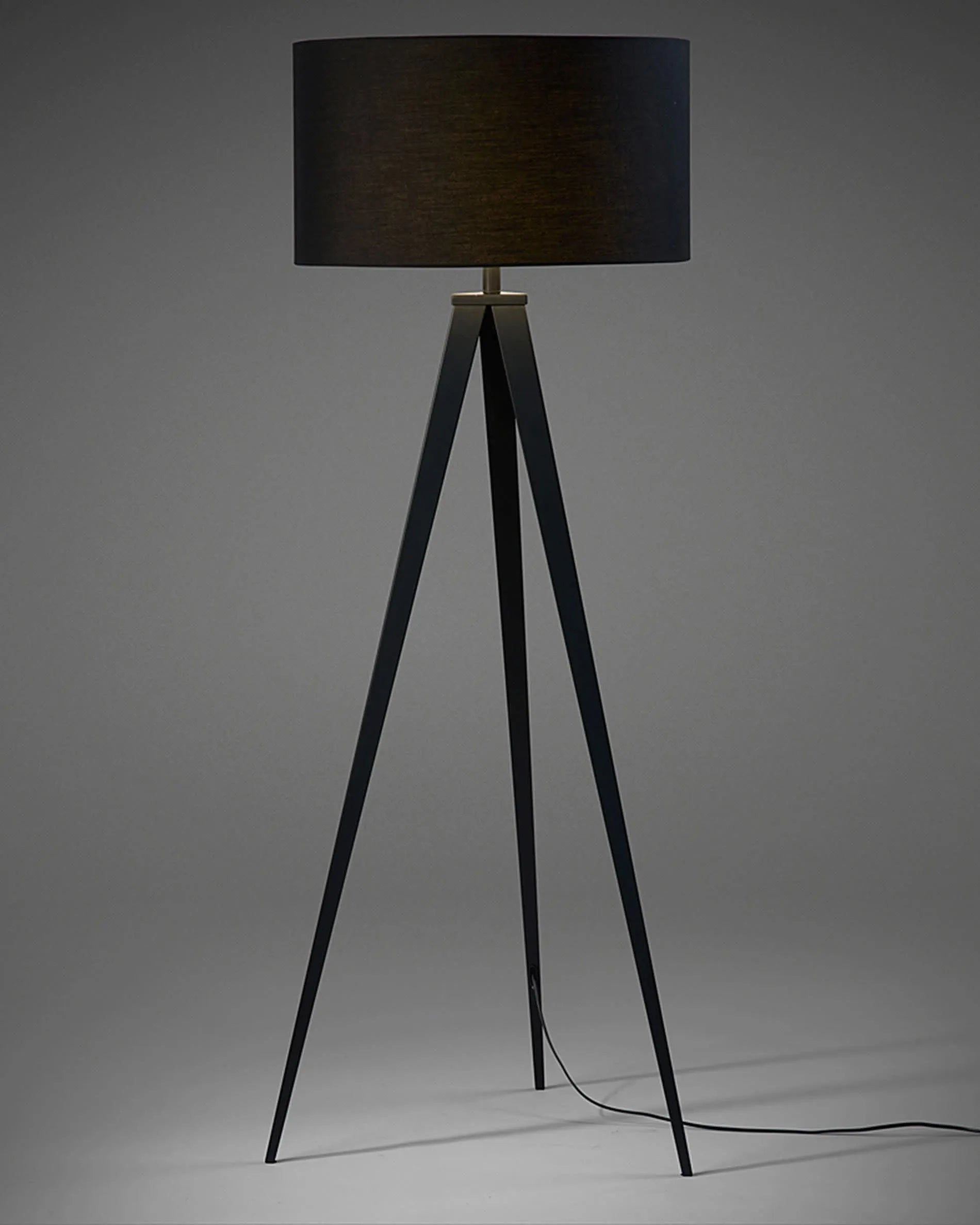 Die Iguazu Stehlampe von Kave Home vereint minimalistisches Design mit Funktionalität und passt perfekt in jedes moderne Interieur.