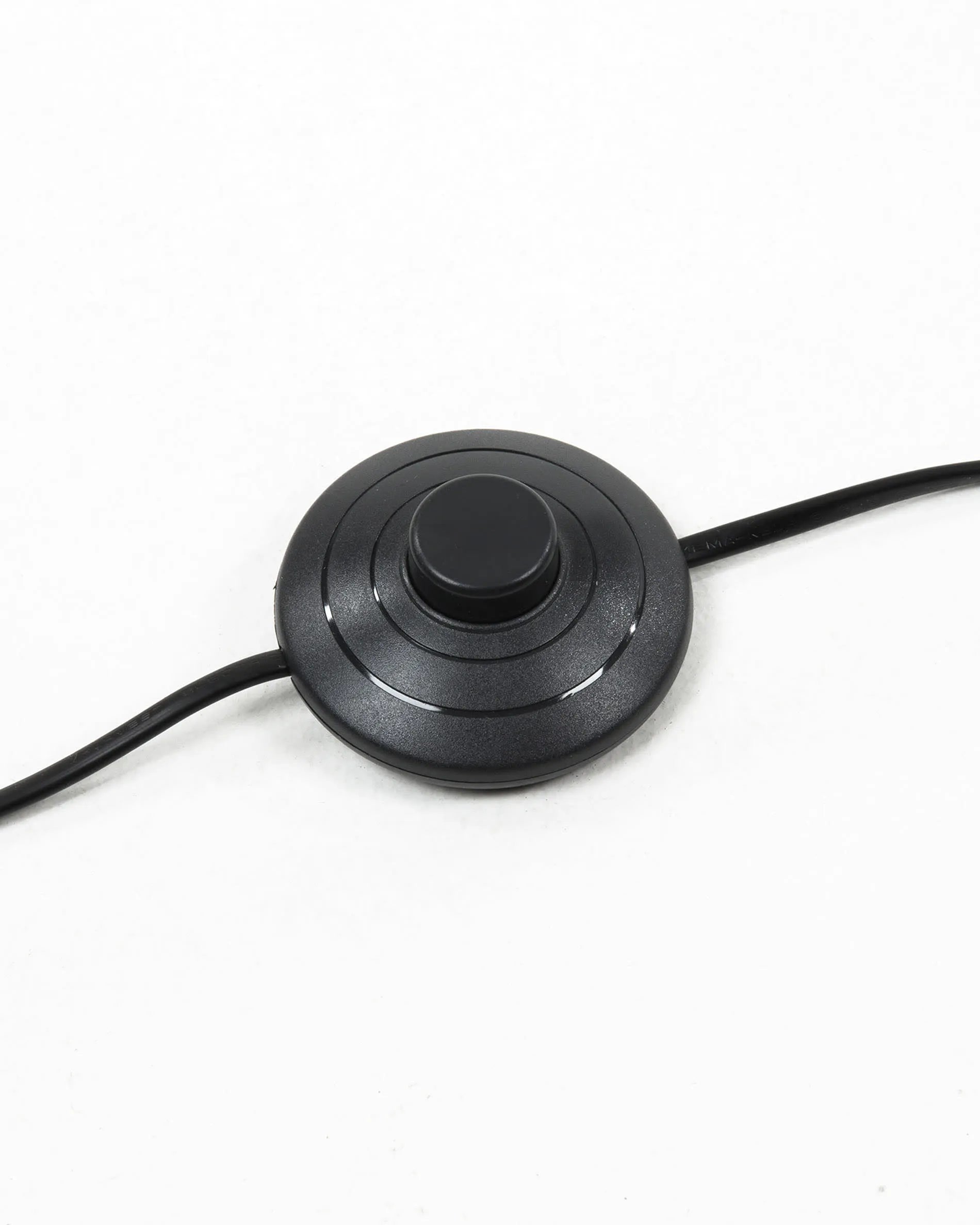 Die Iguazu Stehlampe von Kave Home vereint minimalistisches Design mit Funktionalität und passt perfekt in jedes moderne Interieur.