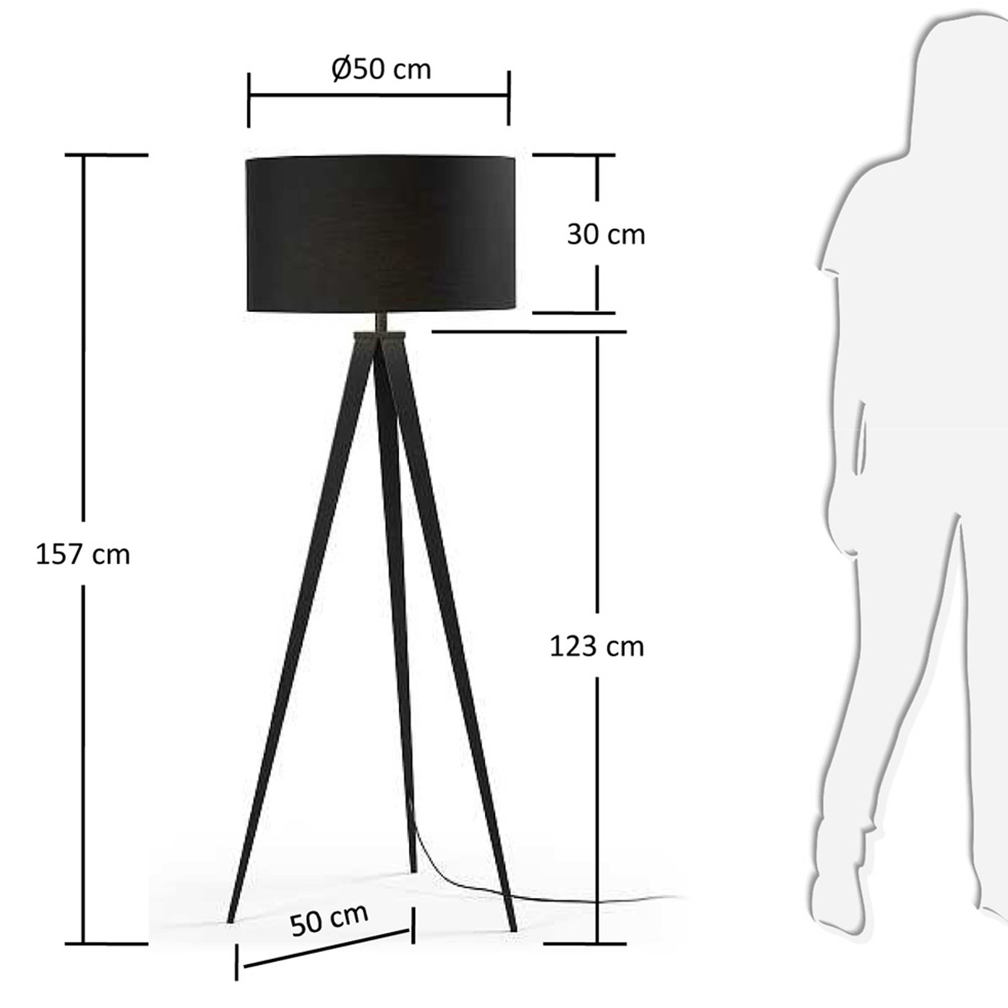 Die schwarze Iguazu Stehlampe von Kave Home kombiniert modernes Design mit praktischer Beleuchtung für elegante Wohnräume.
