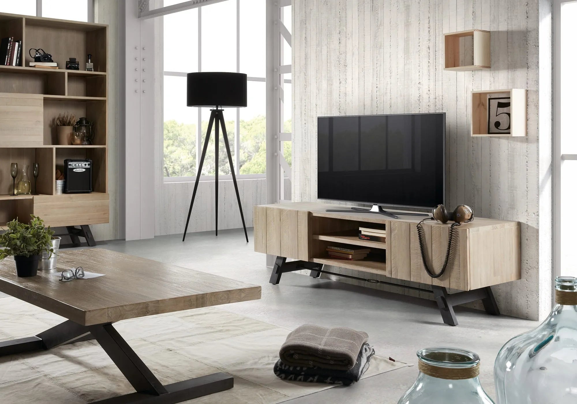 Die Iguazu Stehlampe von Kave Home vereint minimalistisches Design mit Funktionalität und passt perfekt in jedes moderne Interieur.