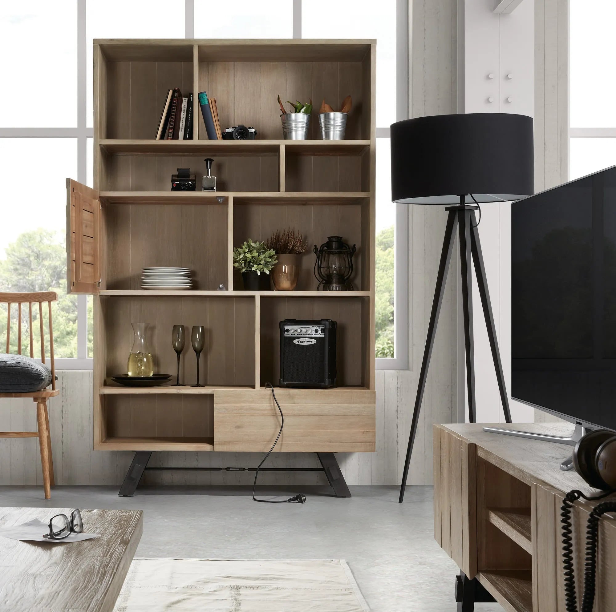 Die Iguazu Stehlampe von Kave Home vereint minimalistisches Design mit Funktionalität und passt perfekt in jedes moderne Interieur.