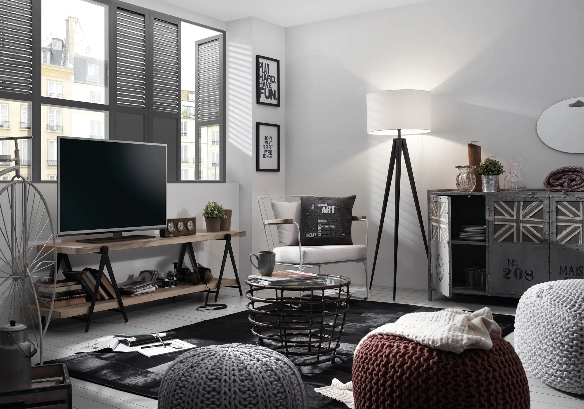 Die Iguazu Stehlampe von Kave Home vereint minimalistisches Design mit Funktionalität und passt perfekt in jedes moderne Interieur.