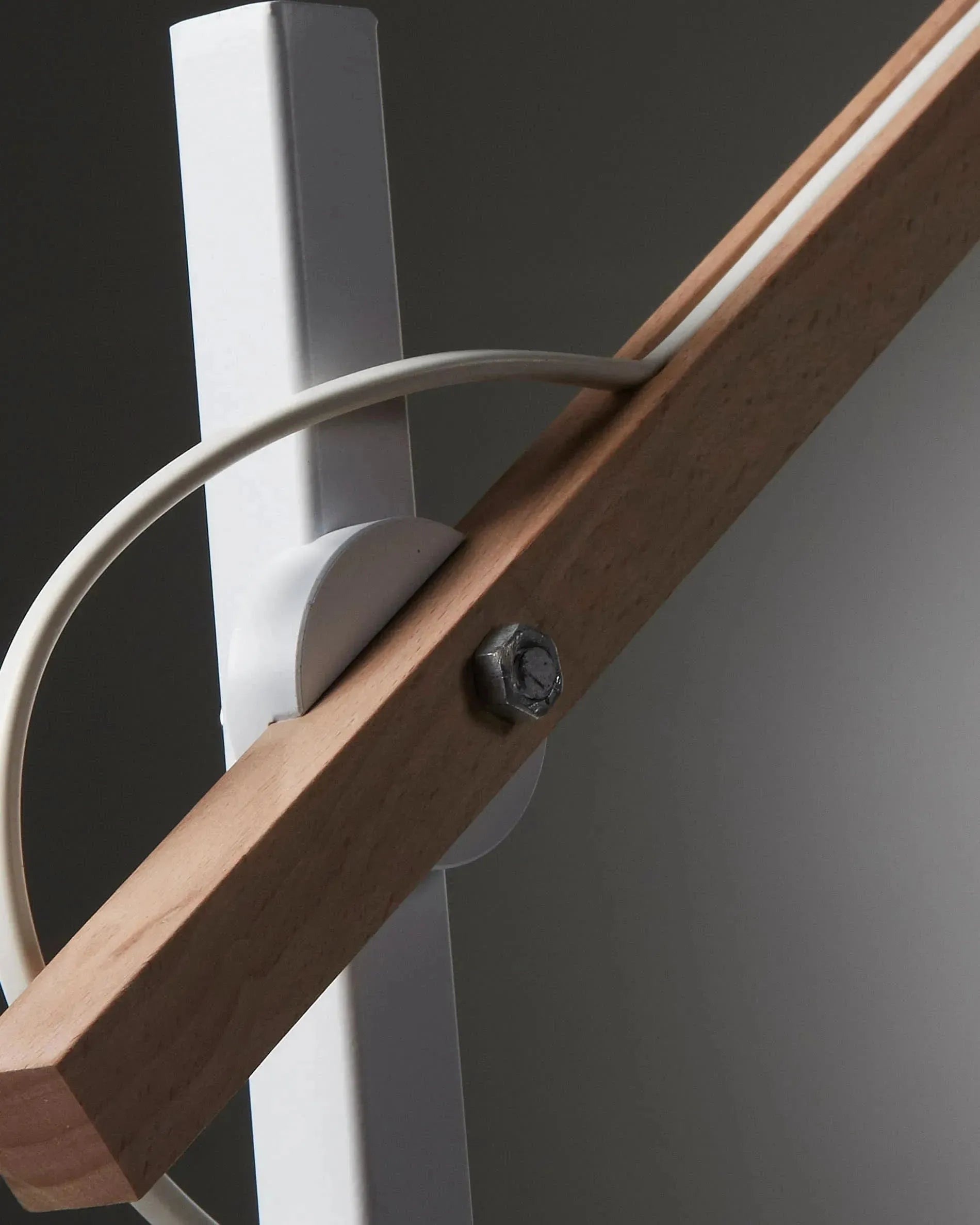 Die Kosta Tischlampe von Kave Home kombiniert modernes Design mit warmem Licht, perfekt für stilvolle und gemütliche Räume.