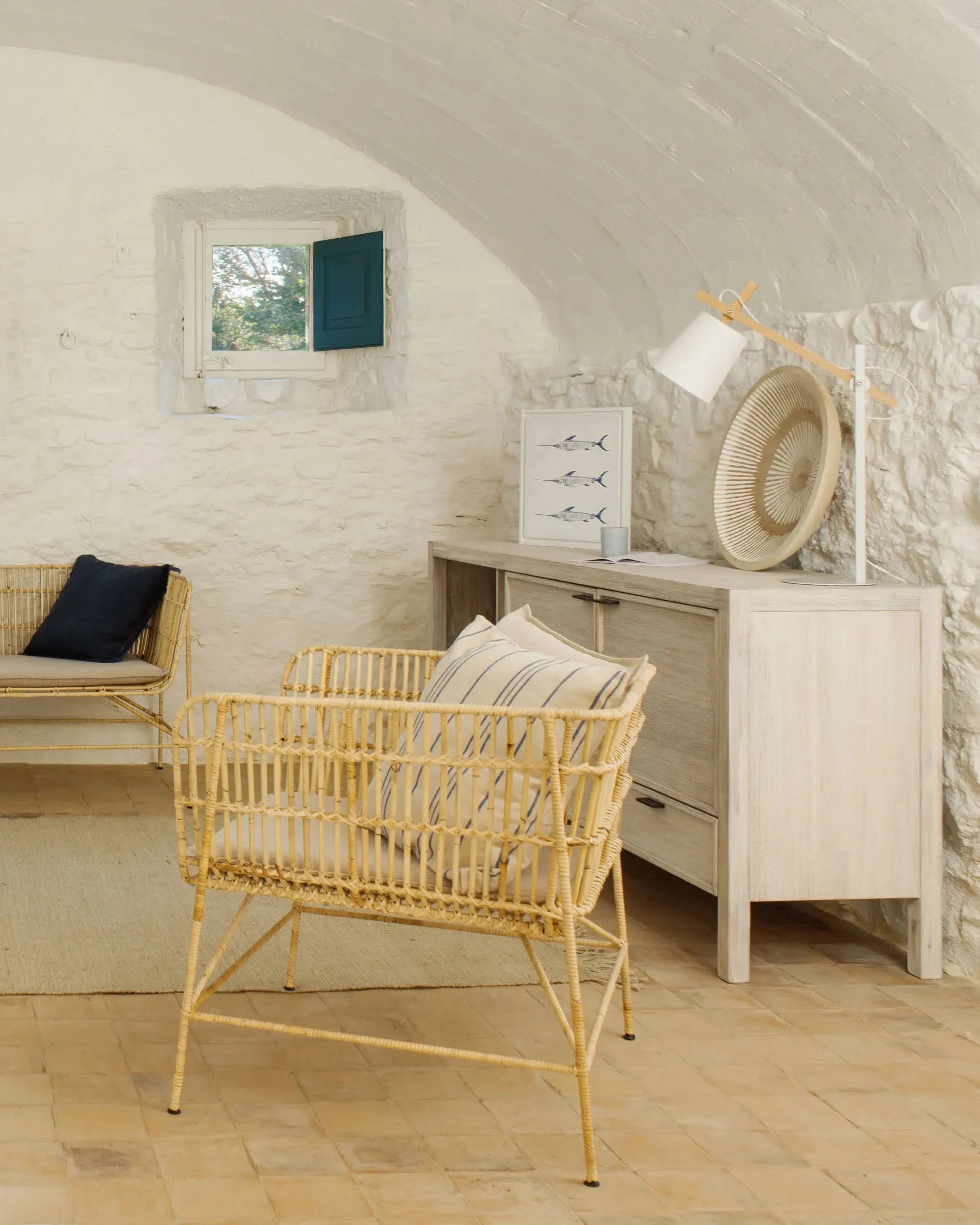 Die Kosta Tischlampe von Kave Home bietet elegantes Design und praktische Beleuchtung für ein modernes Ambiente.