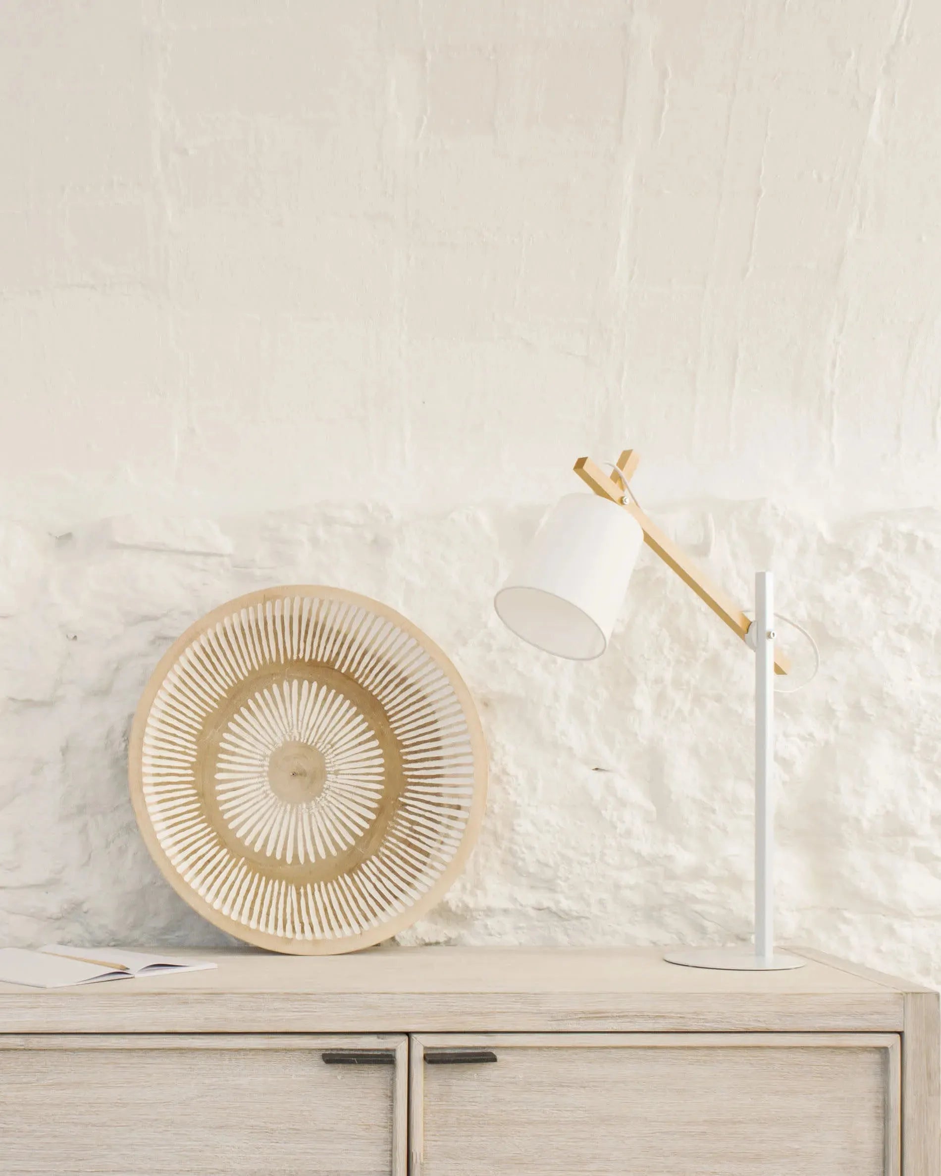 Die Kosta Tischlampe von Kave Home bietet modernes Design und angenehmes Licht, ideal für stilvolle und funktionale Wohnräume.