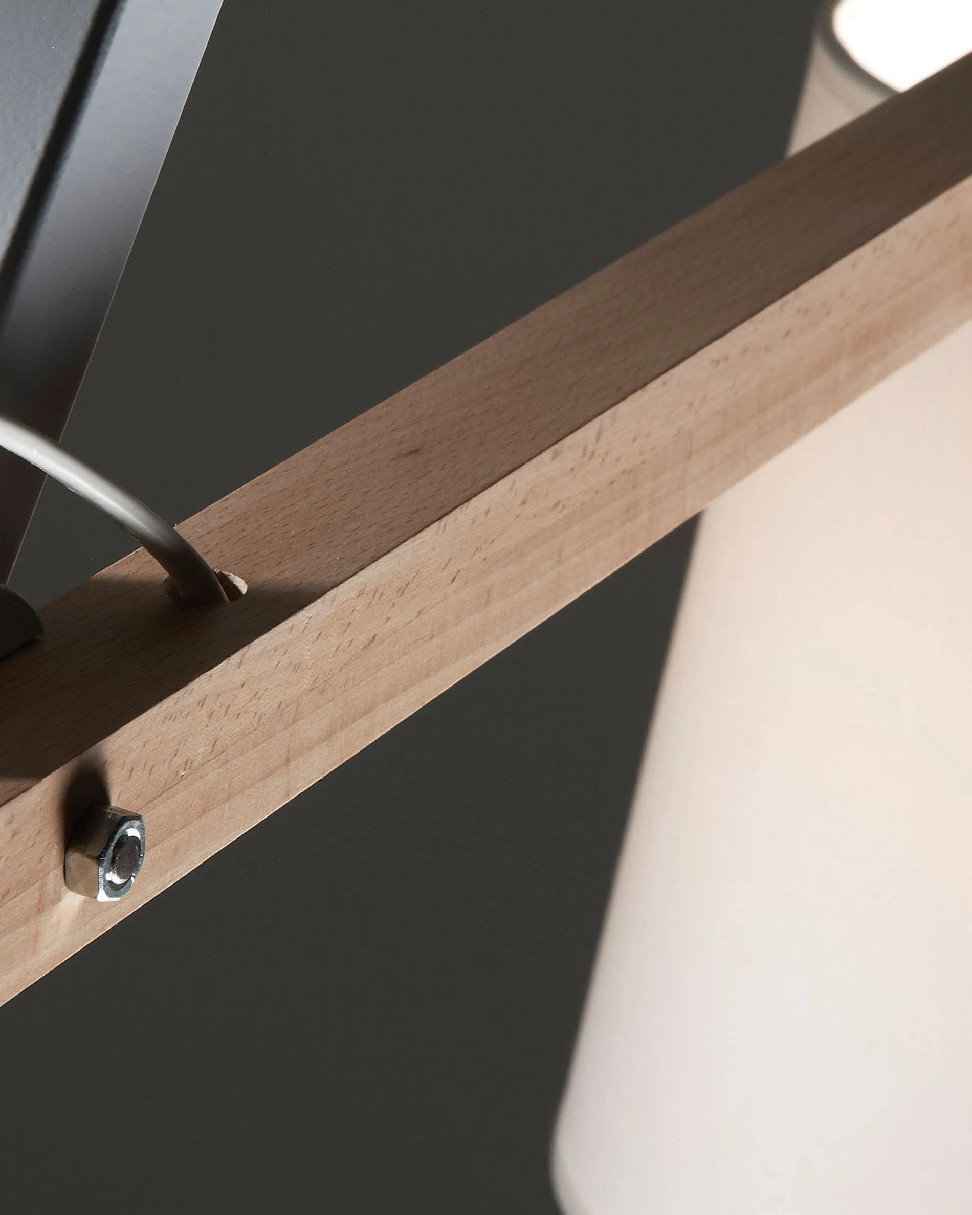 Die Kosta Stehlampe von Kave Home vereint modernes Design mit natürlichen Materialien und sorgt für stilvolle Beleuchtung.