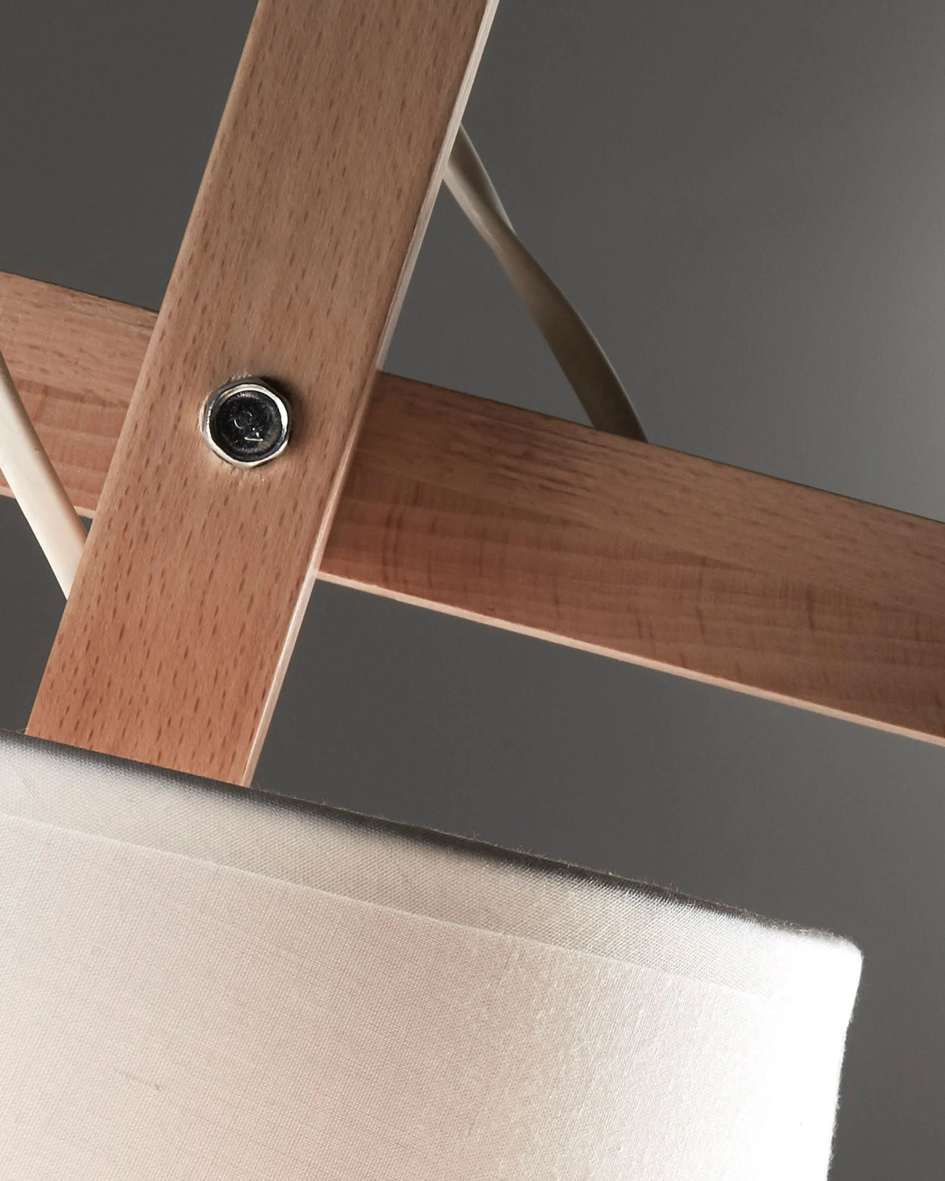 Die Kosta Stehlampe von Kave Home vereint modernes Design mit natürlichen Materialien und sorgt für stilvolle Beleuchtung.