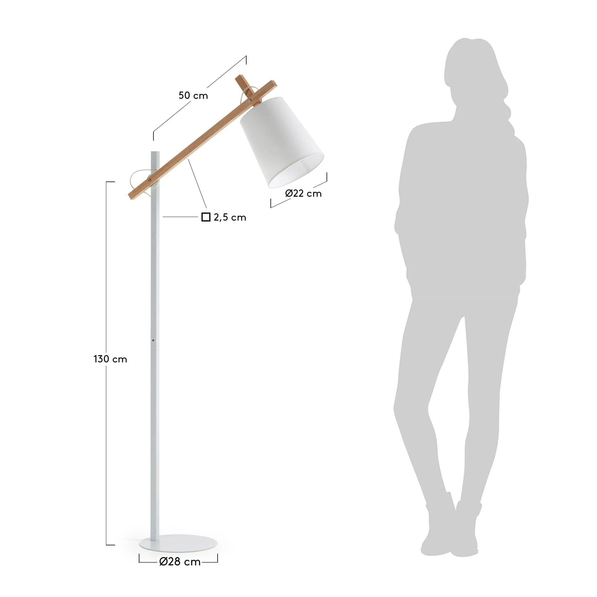 Die Kosta Stehlampe von Kave Home vereint modernes Design mit natürlichen Materialien und sorgt für stilvolle Beleuchtung.