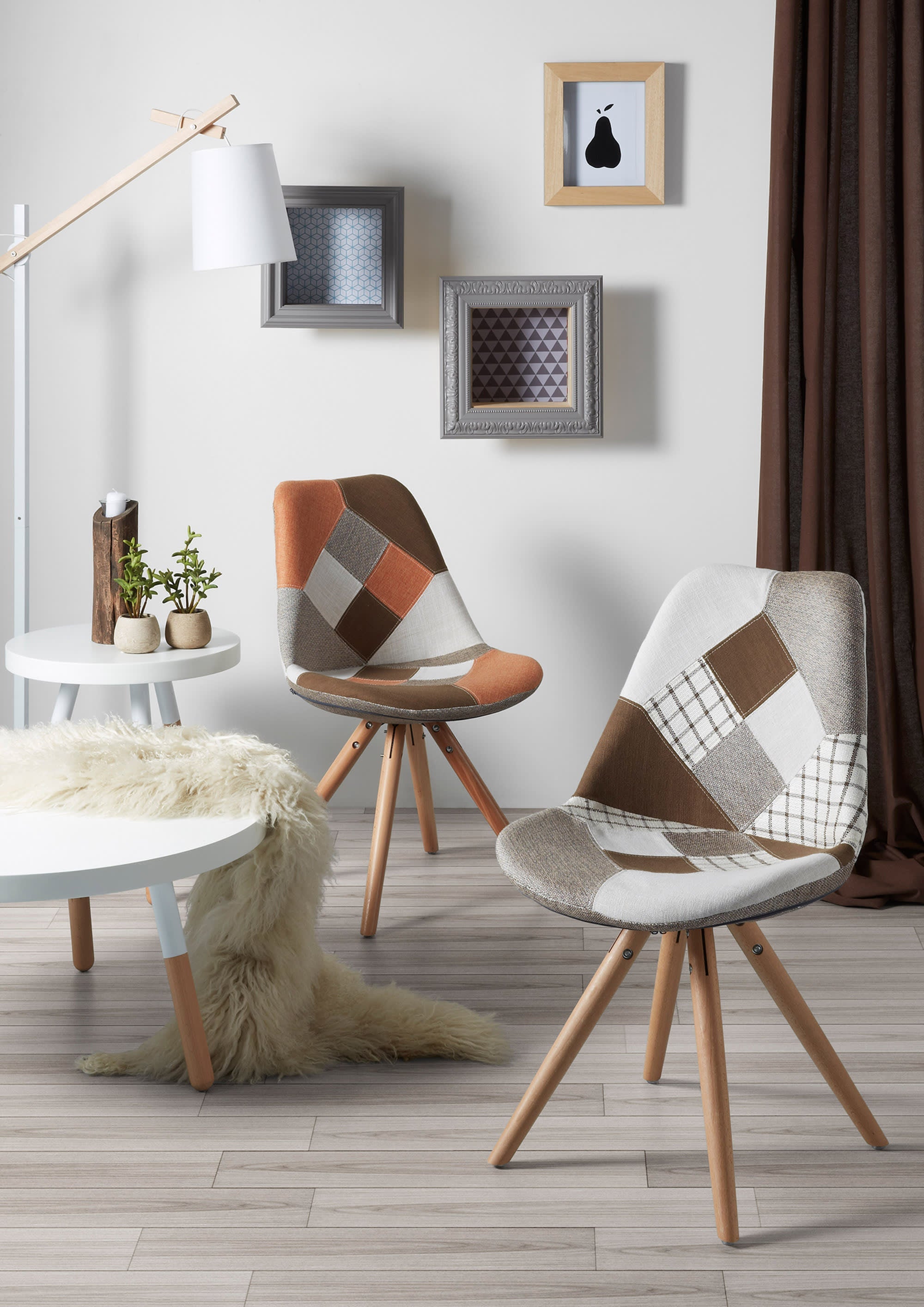 Die weiße Kosta Stehlampe von Kave Home bietet modernes Design und Funktionalität für eine elegante Raumbeleuchtung.