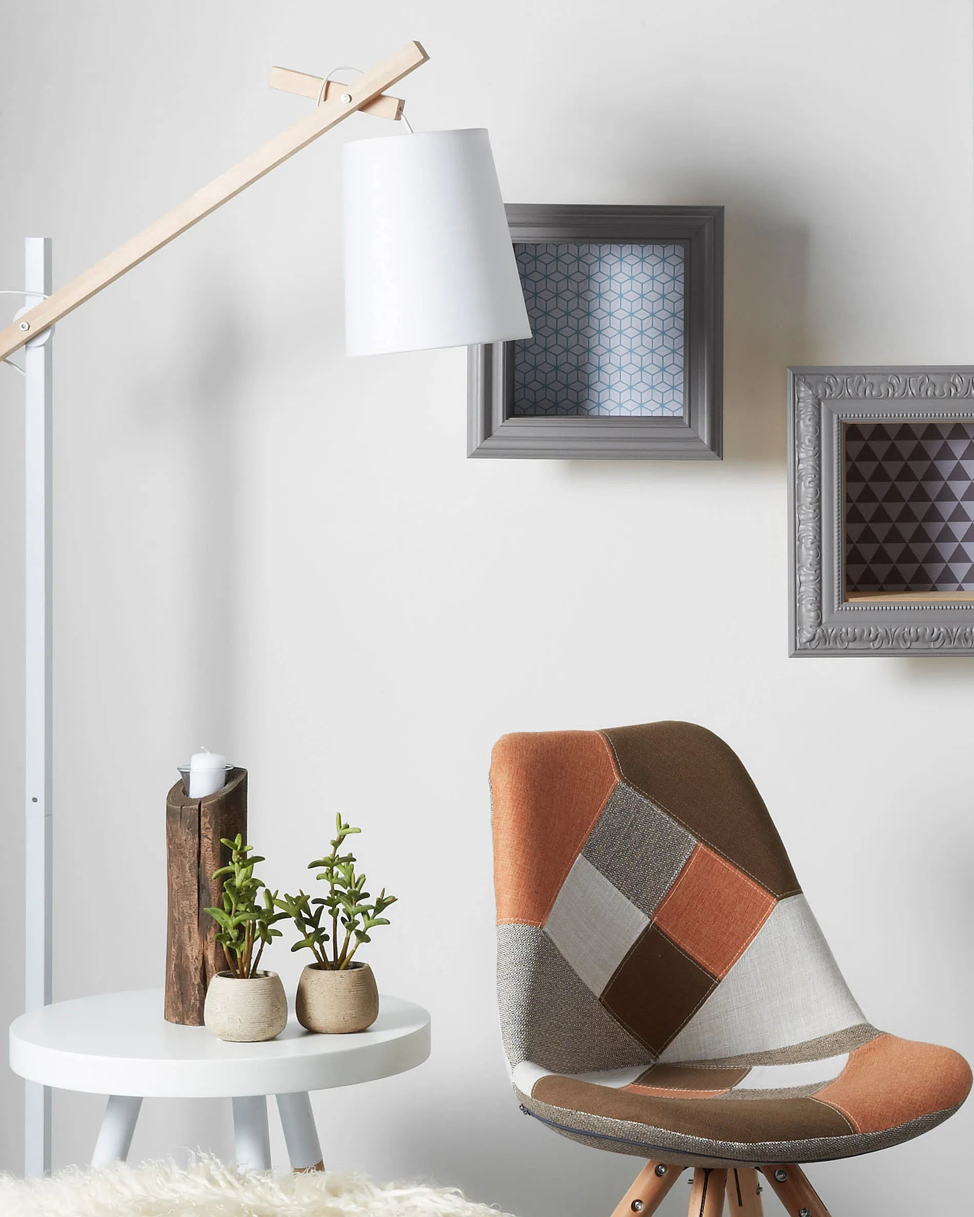 Die Kosta Stehlampe von Kave Home vereint modernes Design mit natürlichen Materialien und sorgt für stilvolle Beleuchtung.