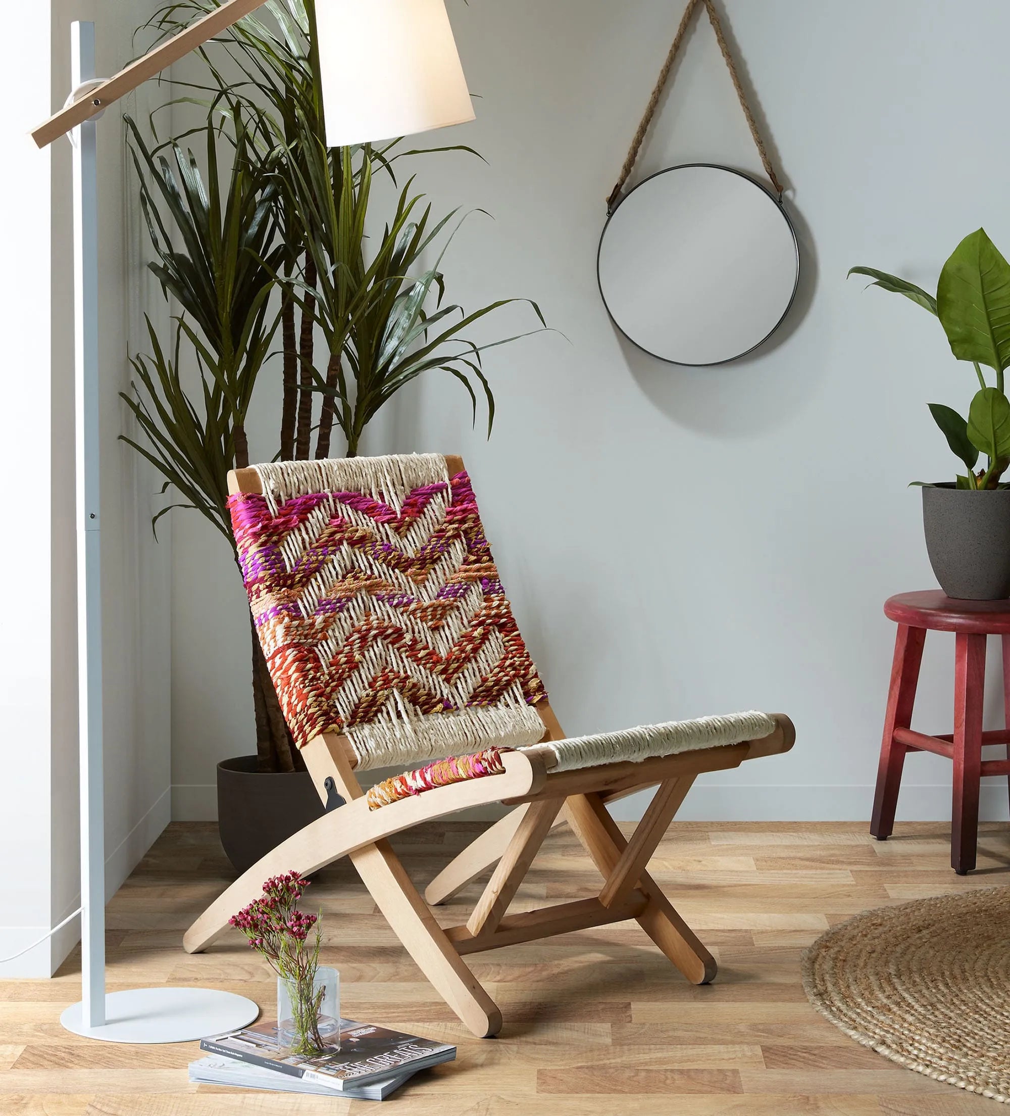 Die Kosta Stehlampe von Kave Home vereint modernes Design mit natürlichen Materialien und sorgt für stilvolle Beleuchtung.