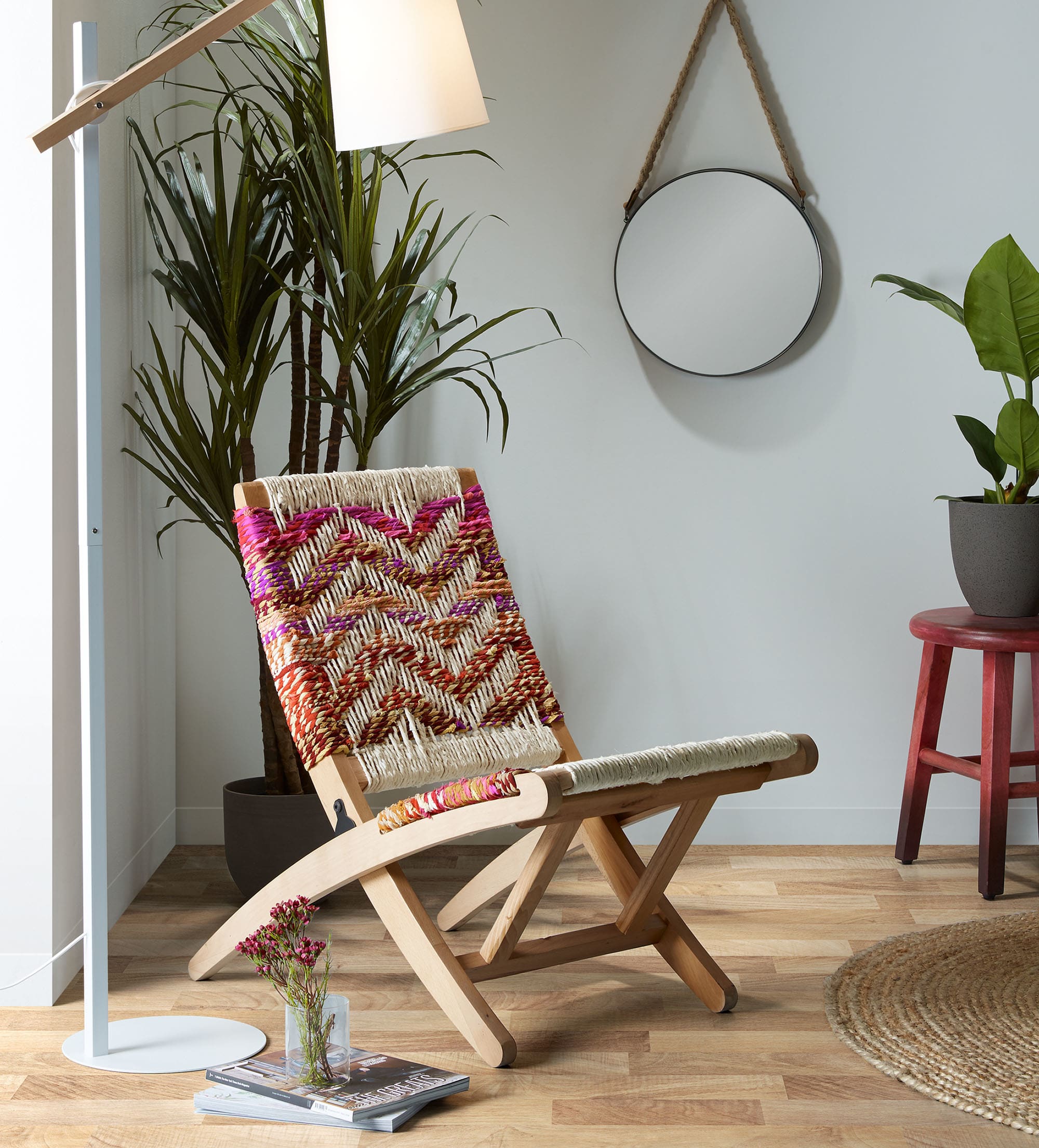 Die Kosta Stehlampe in Weiß von Kave Home bietet stilvolle Beleuchtung mit modernem Design und hochwertiger Verarbeitung.