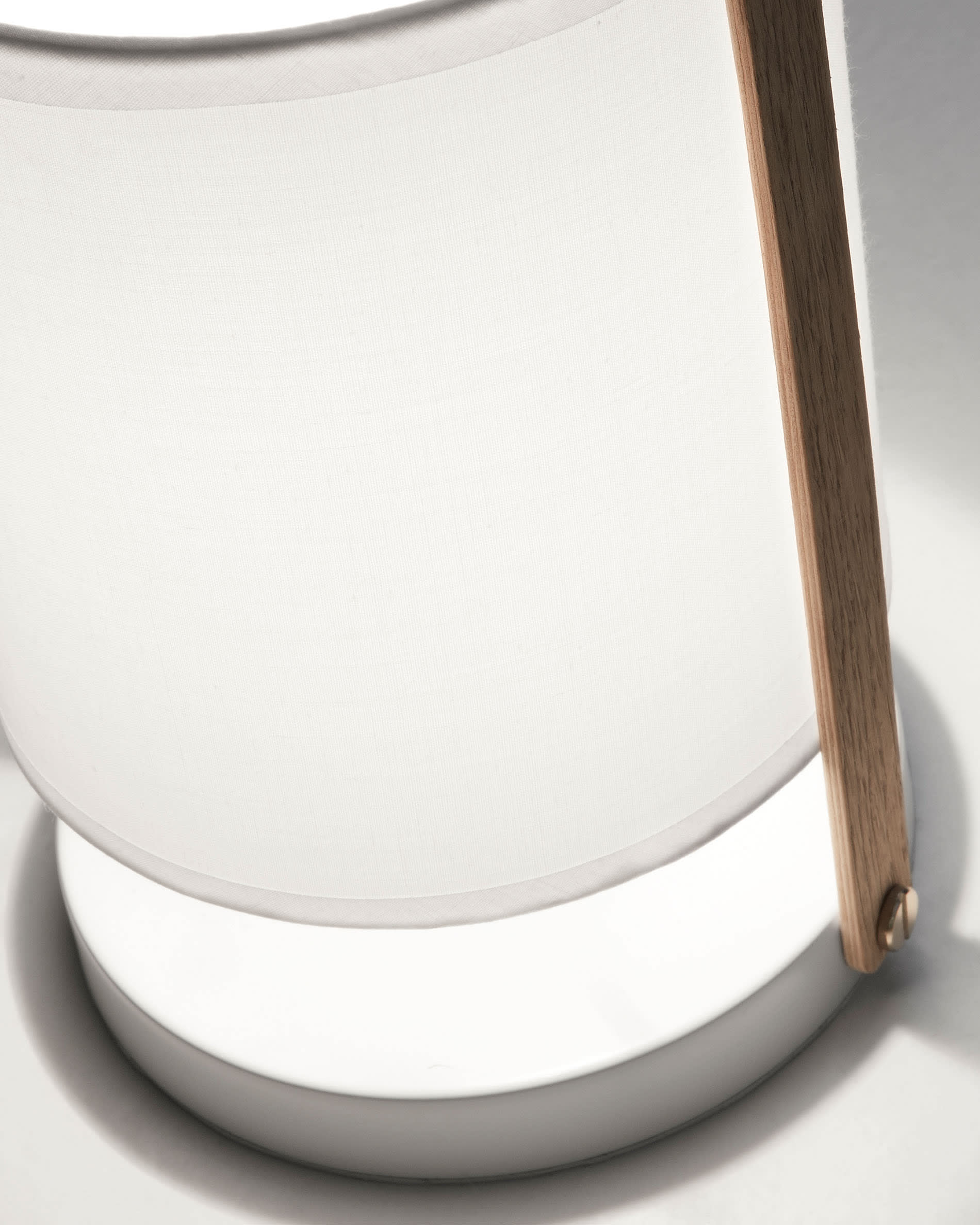 Die Zayma Tischlampe von Kave Home in Weiß bietet modernes Design, hochwertige Materialien und vielseitige Einsatzmöglichkeiten.