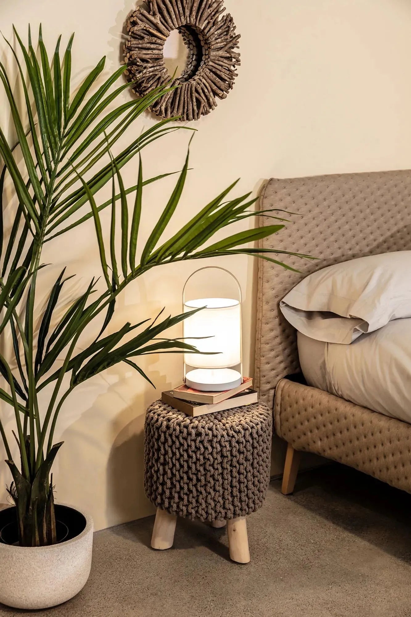 Die Zayma Tischlampe von Kave Home in Weiß kombiniert stilvolles Design mit funktionaler Beleuchtung für zeitgemäße Wohnräume.