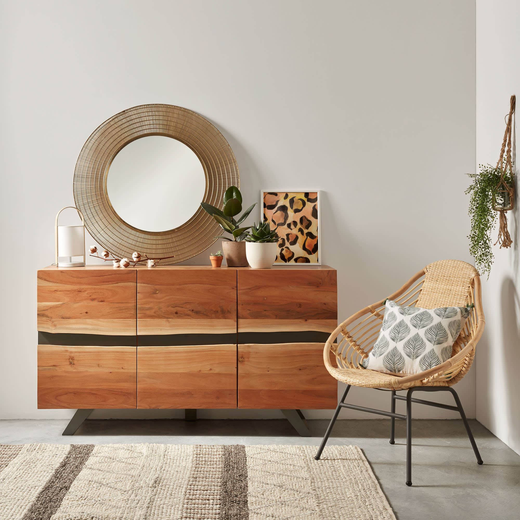 Die Zayma Tischlampe in Weiß von Kave Home bietet modernes Design und praktische Beleuchtung für stilvolle Wohnräume.