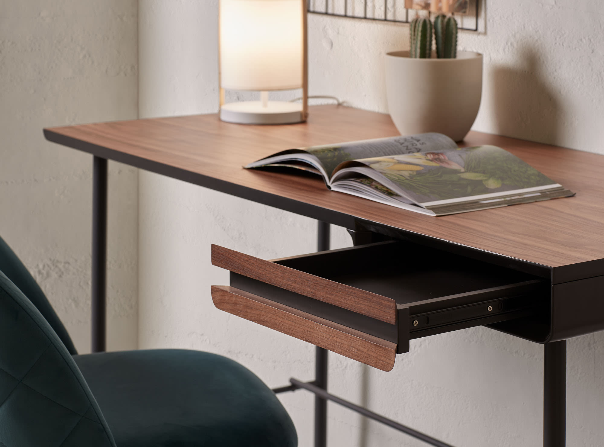Die Zayma Tischlampe von Kave Home in Weiß kombiniert modernes Design mit Funktionalität für eine elegante Wohnraumbeleuchtung.