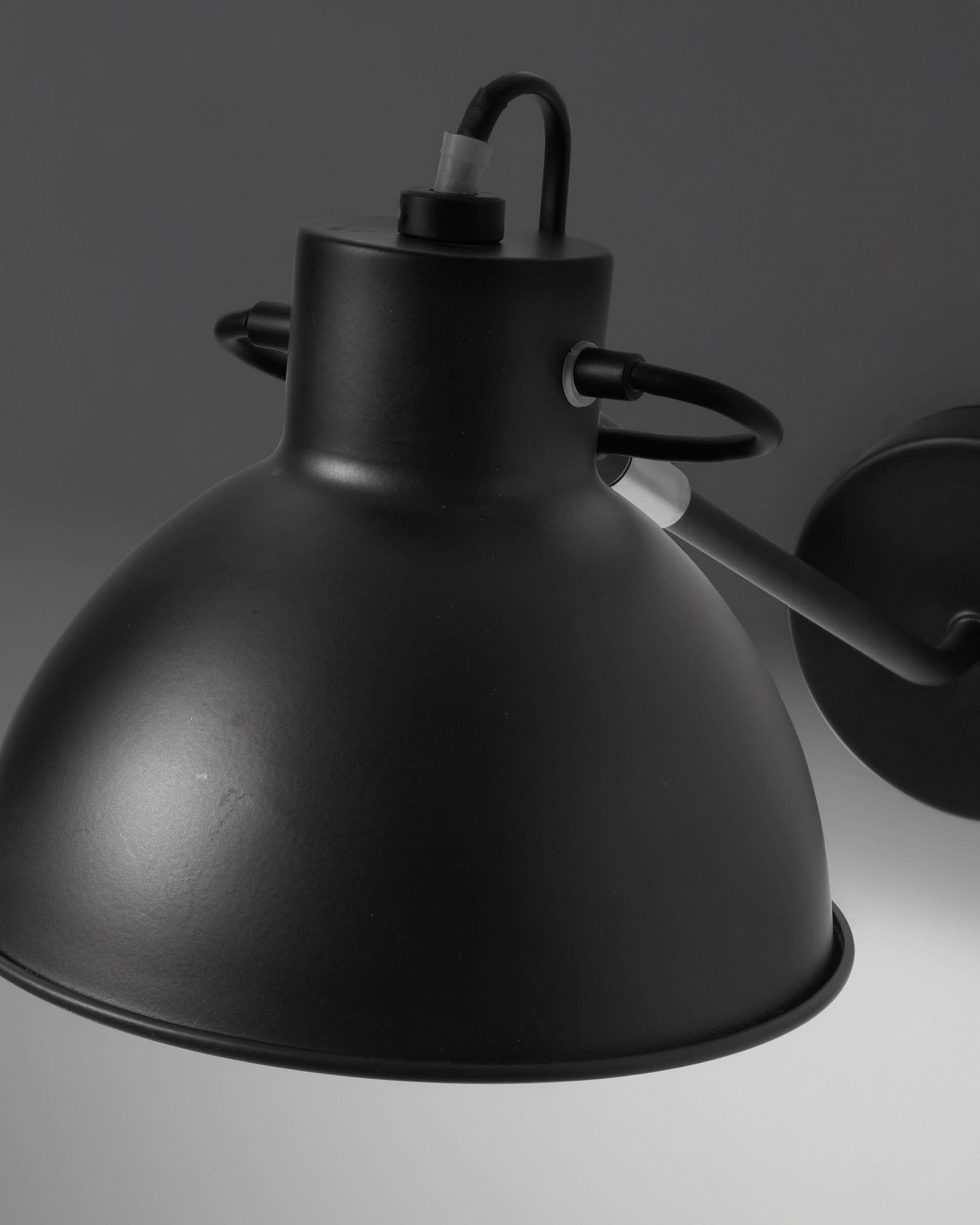 Die Offelis Wandleuchte in Schwarz von Kave Home bietet stilvolle Beleuchtung mit modernem Design und hoher Funktionalität.