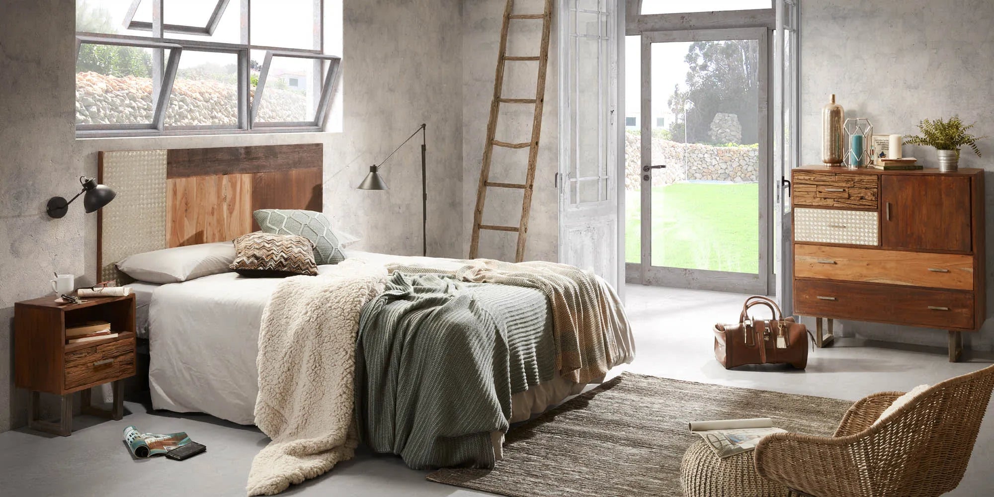 Die Offelis Wandleuchte von Kave Home besticht durch ihr minimalistisches Design und die schwarze Metalloptik, ideal für moderne Räume.