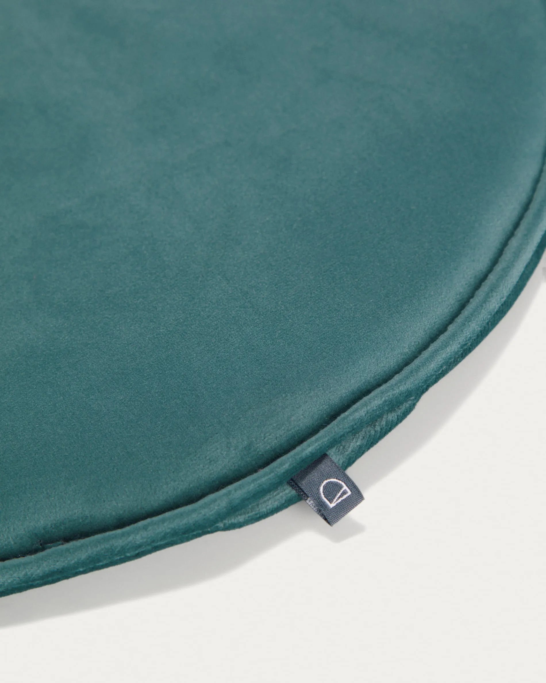 Elegantes rundes Sitzkissen aus weichem Samt in Türkis, Ø 35 cm, von Kave Home. Perfekt für stilvolle und komfortable Einrichtung.