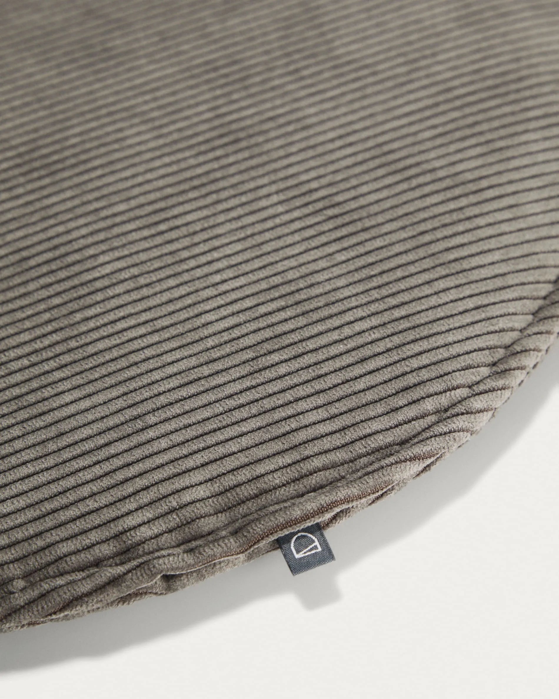Graues, rundes Sitzkissen Sora aus Cord von Kave Home, Ø 35 cm. Modernes Design, bequem und perfekt für jeden Wohnstil.